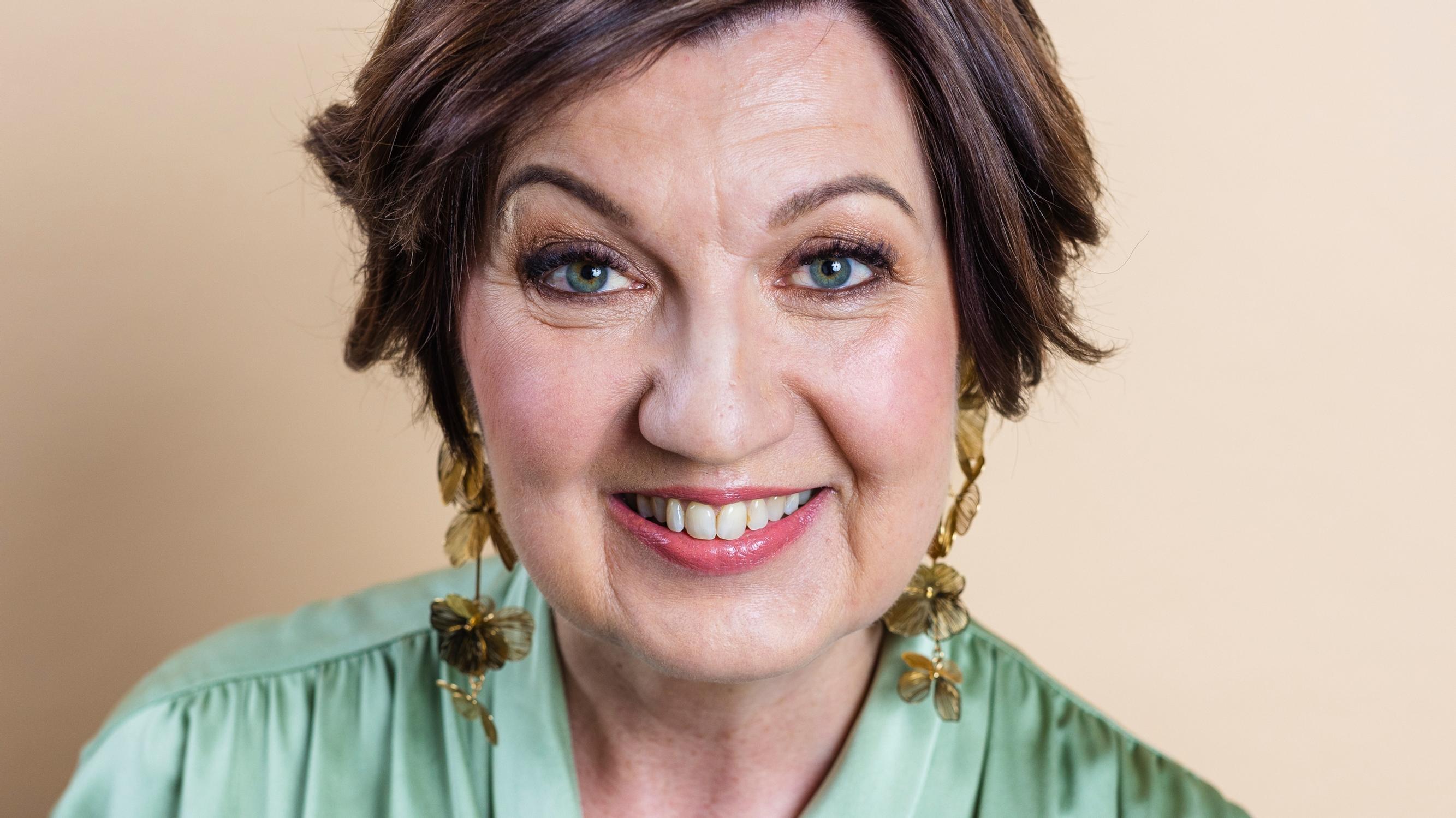 Kristiina, 62, sai muuttumisleikissä aikuiselle sopivan nudemeikin – tätä yleistä virhettä ei kannata tässä meikkityylissä tehdä