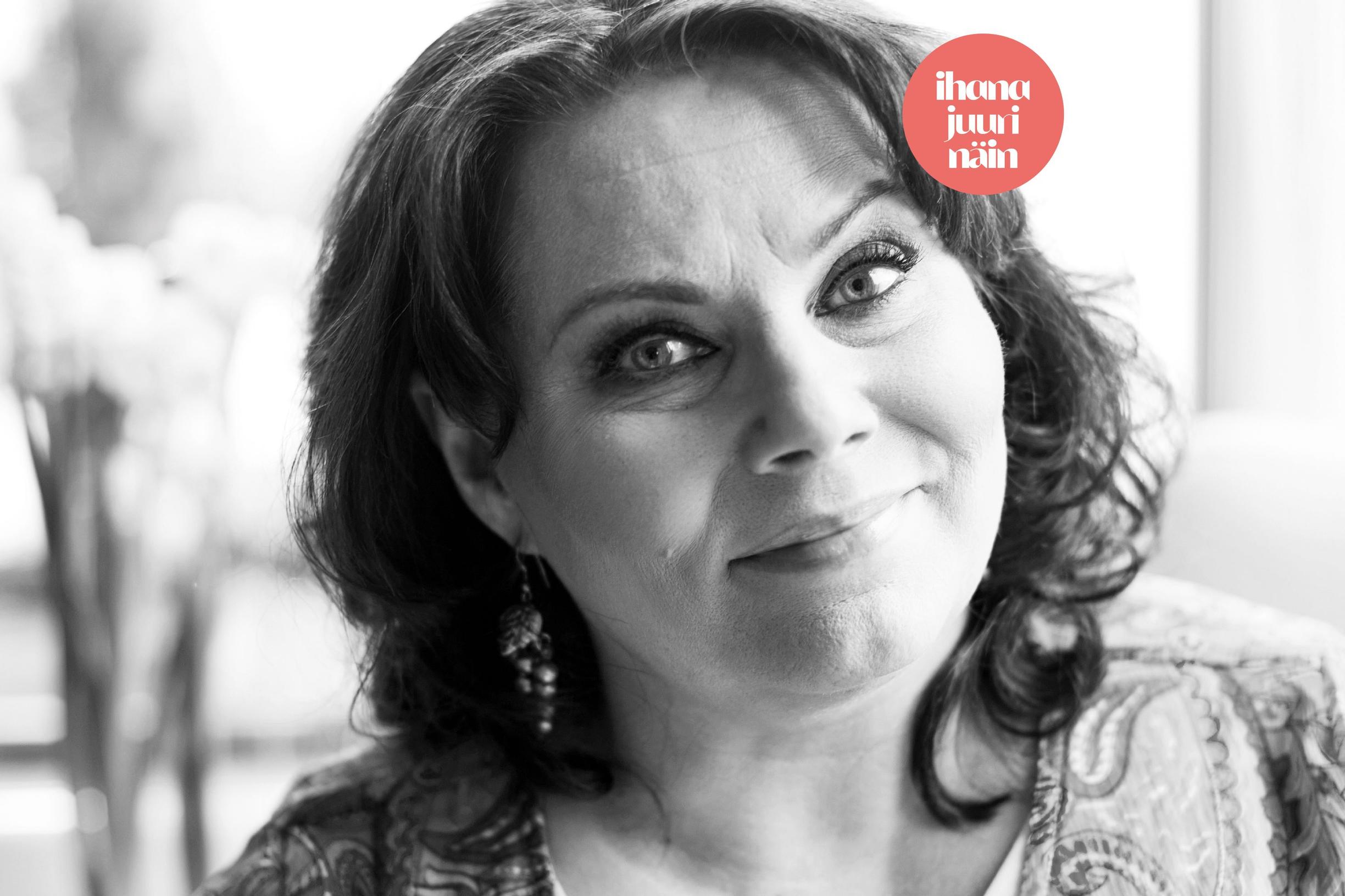 Nina Mikkonen eli vuosia omaishoitajan arkea ja keskittyi selviytymään tunnista toiseen: ”Siinä elämäntilanteessa on oikeus tuntea myös katkeruutta”