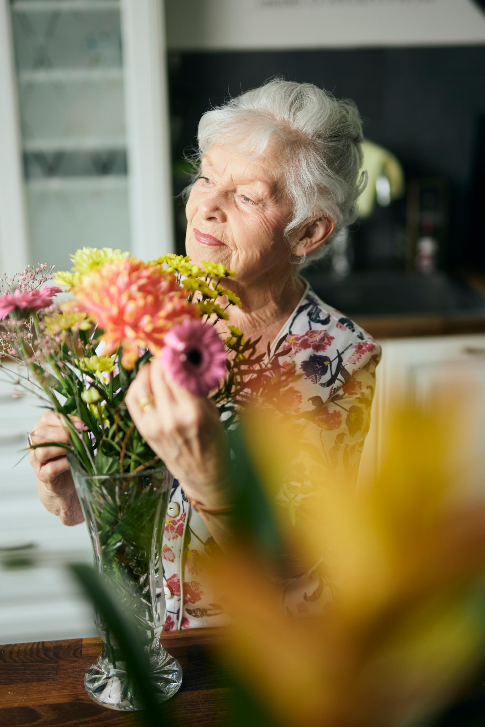 Pirjo asuu Nurmijärvellä omakotitalossa tyttärensä kanssa. Pihalle rakennetaan uima-allasta, sillä iltauinnit ovat olleet Pirjolle tärkeitä lapsuudesta asti.