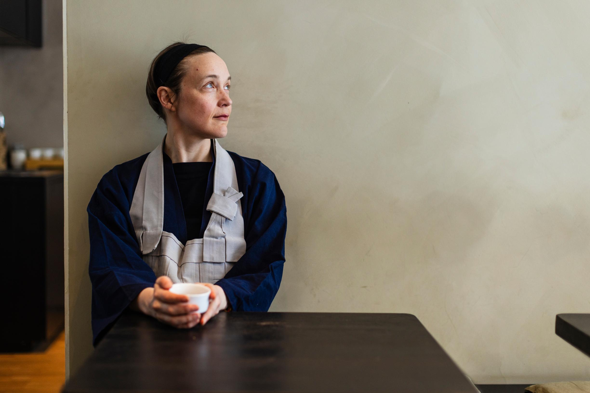 Kun Mitra Virtaperko myi cembalonsa, hän matkusti siitä saamillaan rahoilla Etelä- Koreaan, Japaniin ja Kiinaan tutustumaan sikäläiseen zenbuddhalaisuuteen.