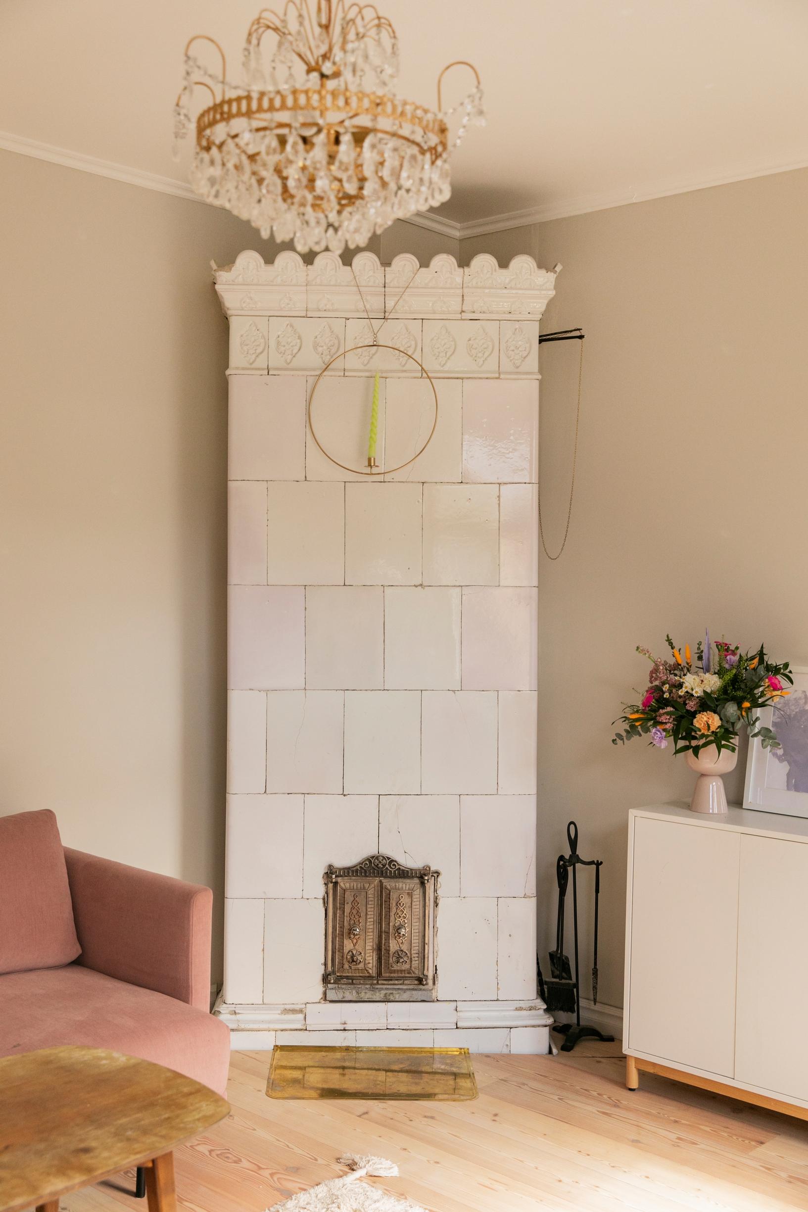 ”Olemme uusineet remontissa kodin kaikki pinnat alkuperäistä kakluunia ja hirsiä lukuunottamatta. Olohuoneen kakluuni on ehdottomasti kotimme kruunu.”