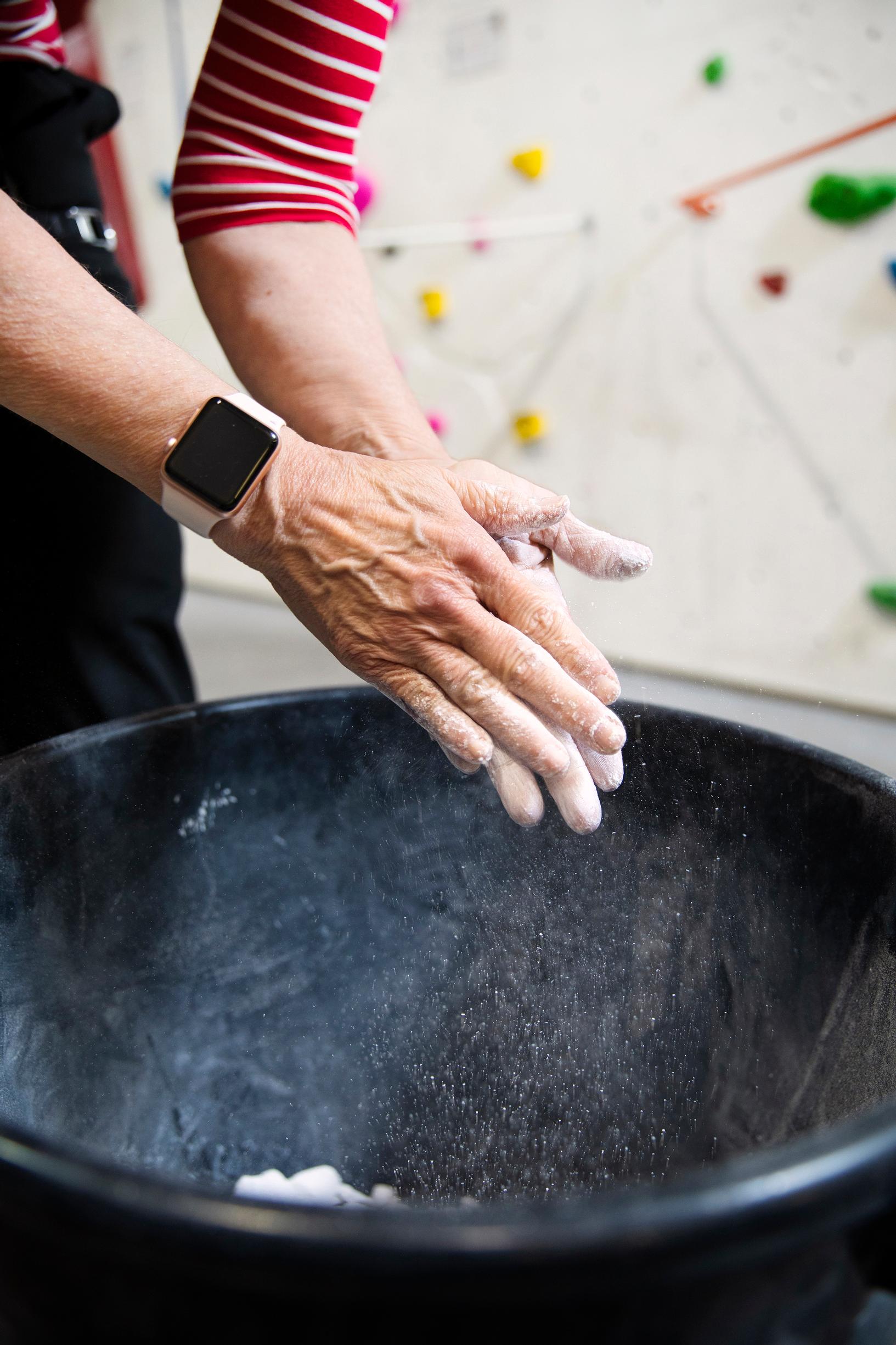 Virpi Hämeen-Anttila harrastaa seinäkiipeilyä.