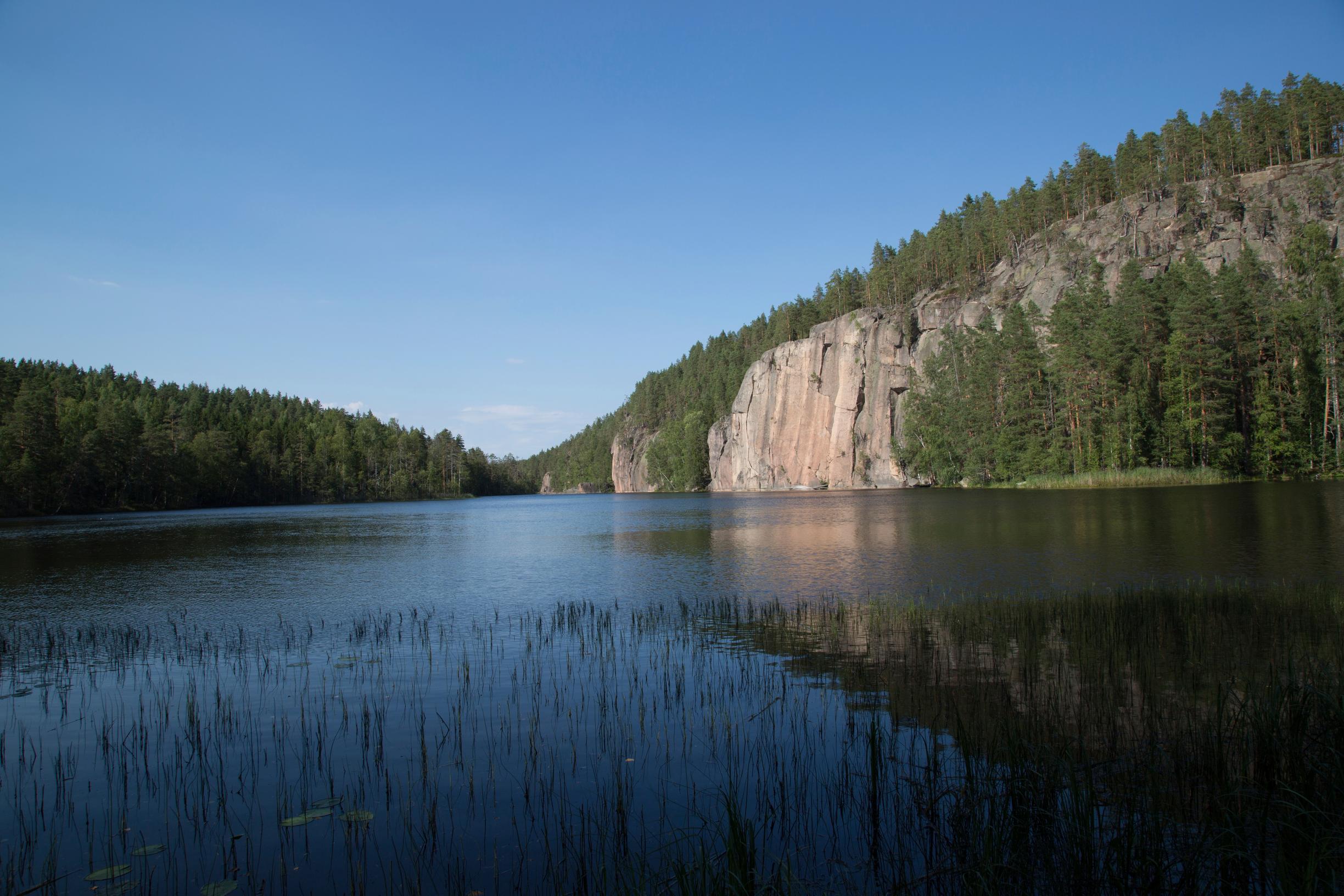Kallio nousee suoraan järvestä