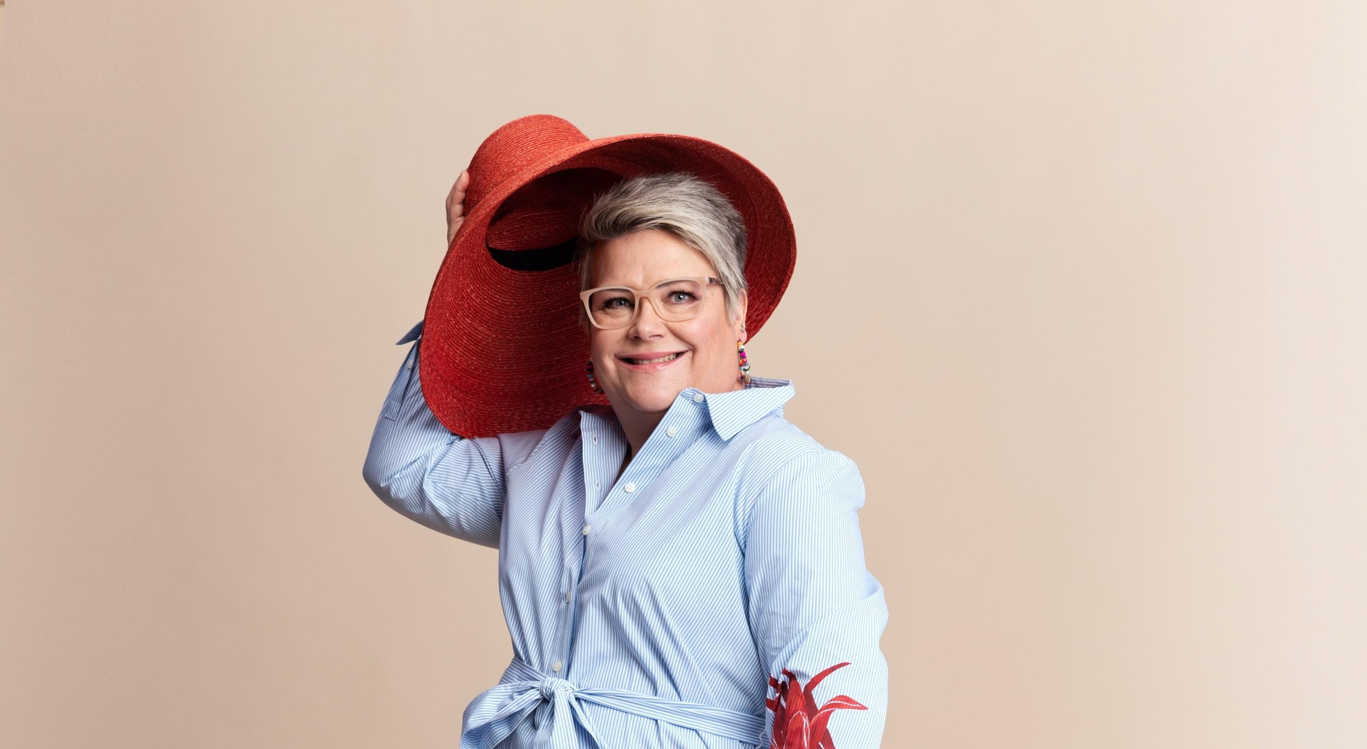 Paitamekko, viittamainen bleiseri ja skarppi tyttömäisyys – katso, miten upealta näyttää raikas kevättyyli