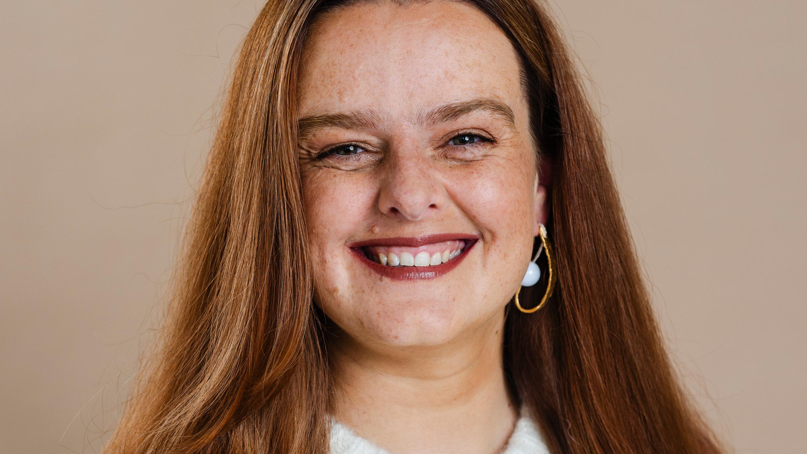 Pisamaiselle iholle ei kannata levittää tällaista meikkivoidetta – meikkaaja kertoi vinkit Sipuliinalle, 40, muuttumisleikissä