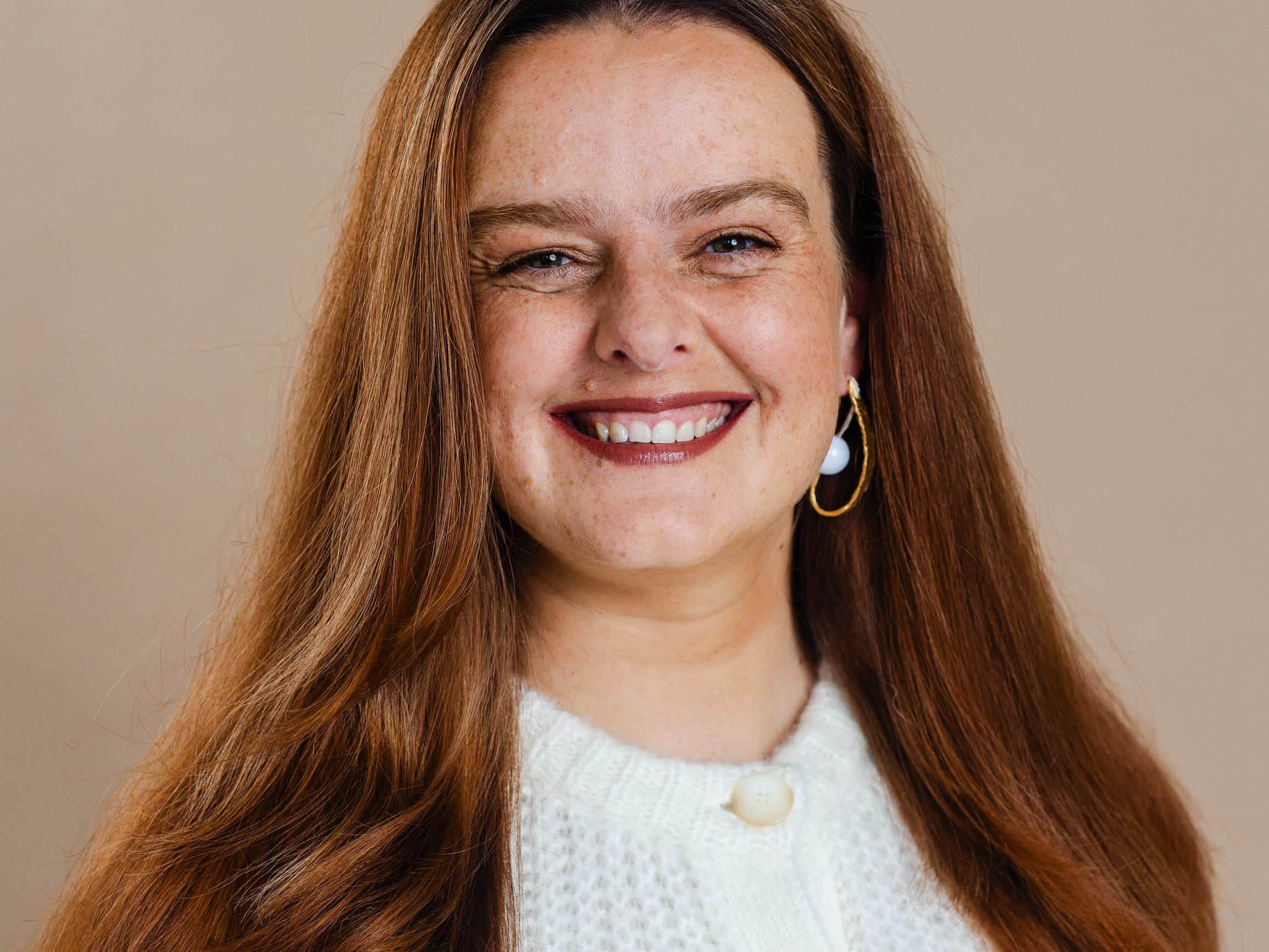 Pisamaiselle iholle ei kannata levittää tällaista meikkivoidetta – meikkaaja kertoi vinkit Sipuliinalle, 40, muuttumisleikissä