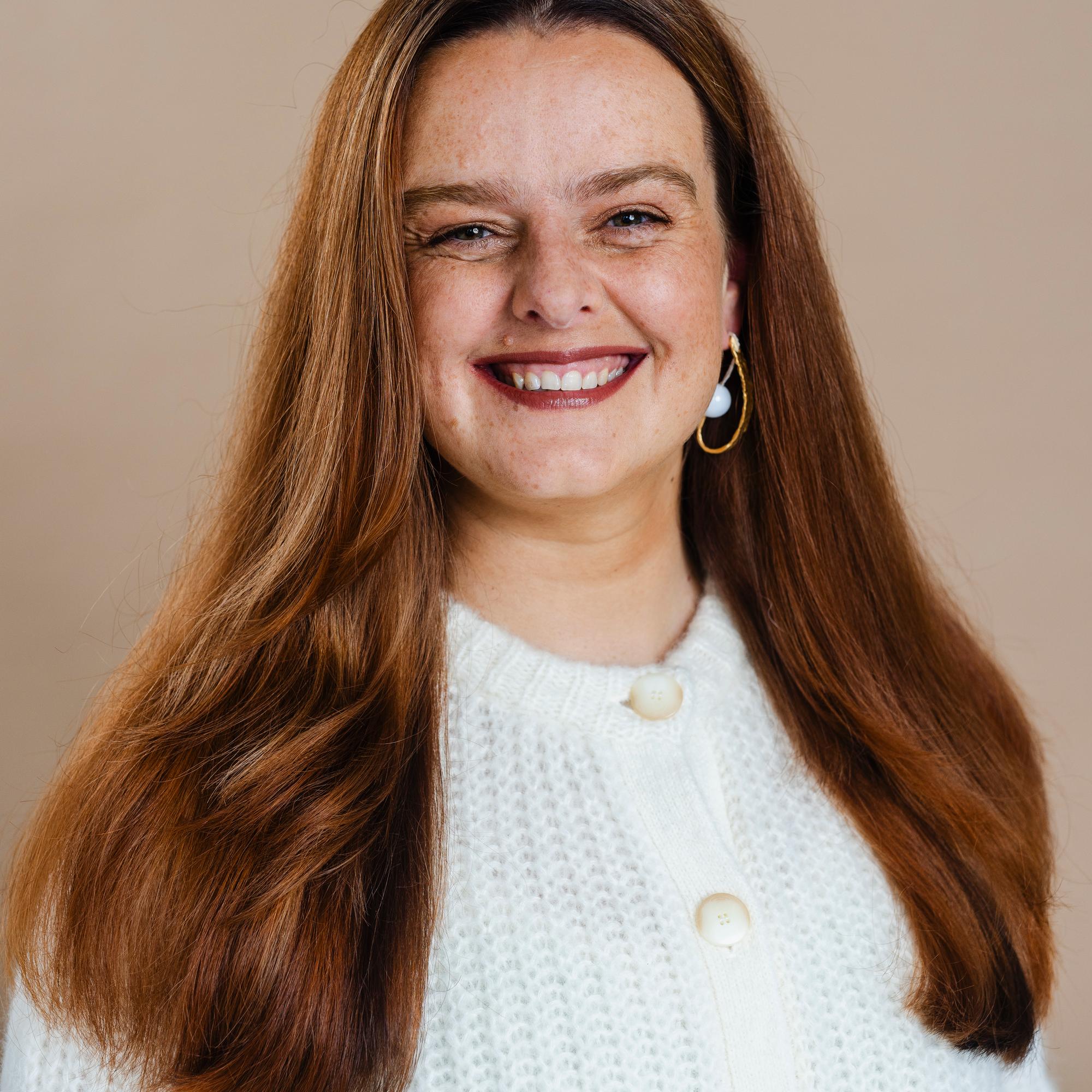 Pisamaiselle iholle ei kannata levittää tällaista meikkivoidetta – meikkaaja kertoi vinkit Sipuliinalle, 40, muuttumisleikissä