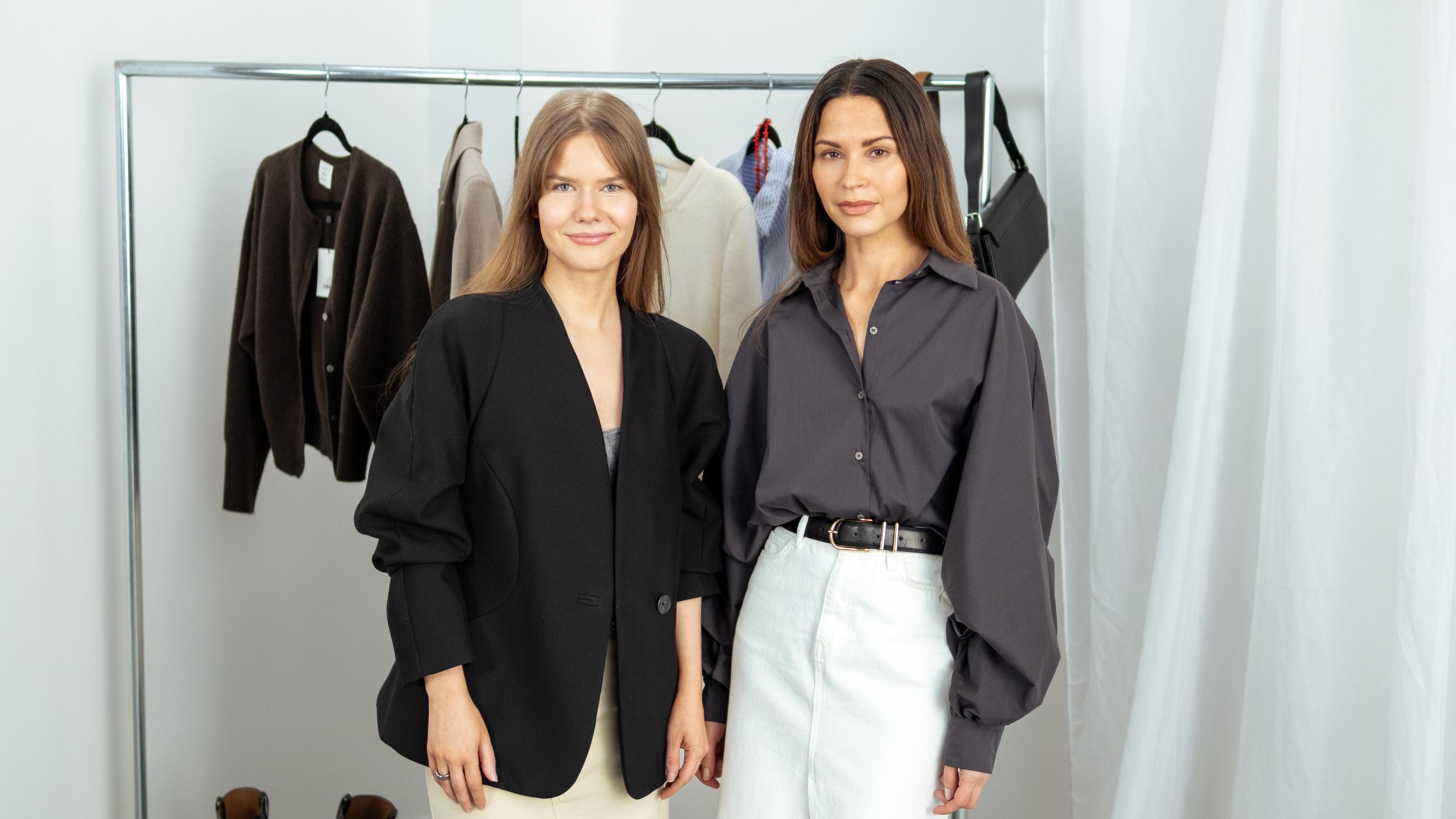 3 nokkelaa tapaa käyttää farkkuhametta! Trendin Stailaushaasteessa se puetaan niin töihin kuin helleasuksi  – katso video