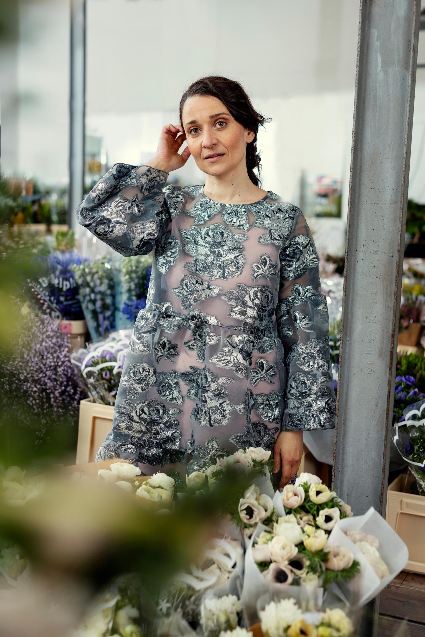 Vimman hopeansävyinen Sifonki-mekko Noora Dadun yllä.