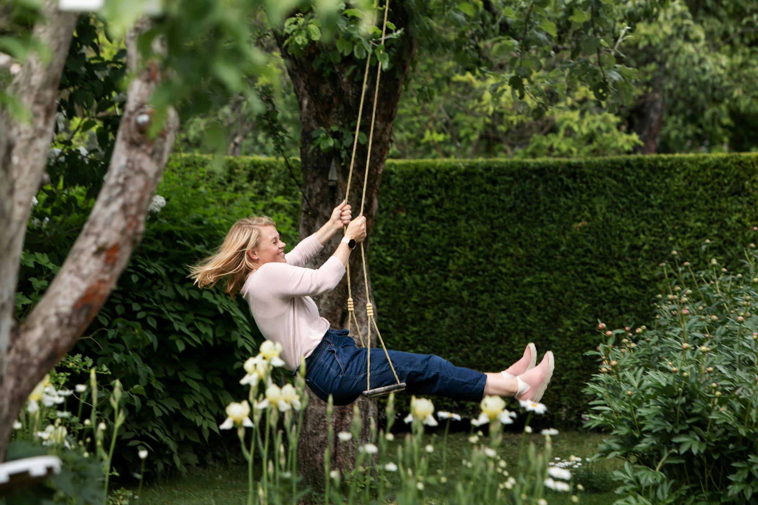 Kirjailija Veera Salmi on introvertti, jota luullaan välillä masentuneeksi, kun hän ei tule juhliin - "Ihanin piirteeni on, että viihdyn yksin"