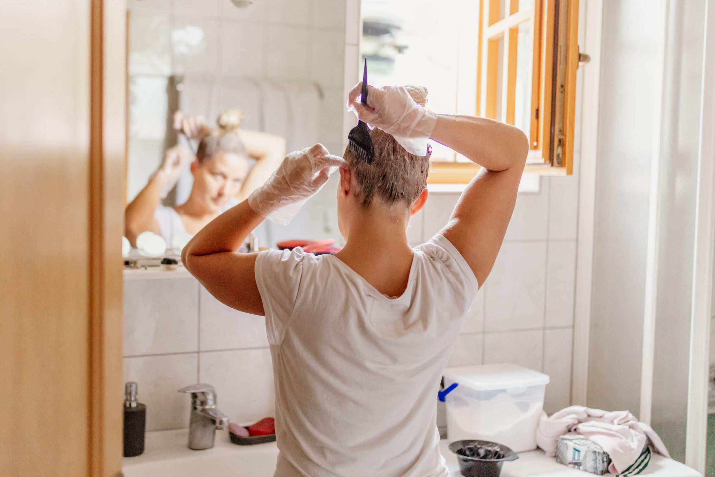 Säästä ja värjää itse! Tehokas hiusten kotivärjäysaine alle 10 eurolla ja hoitavat tee se itse -kasvivärit