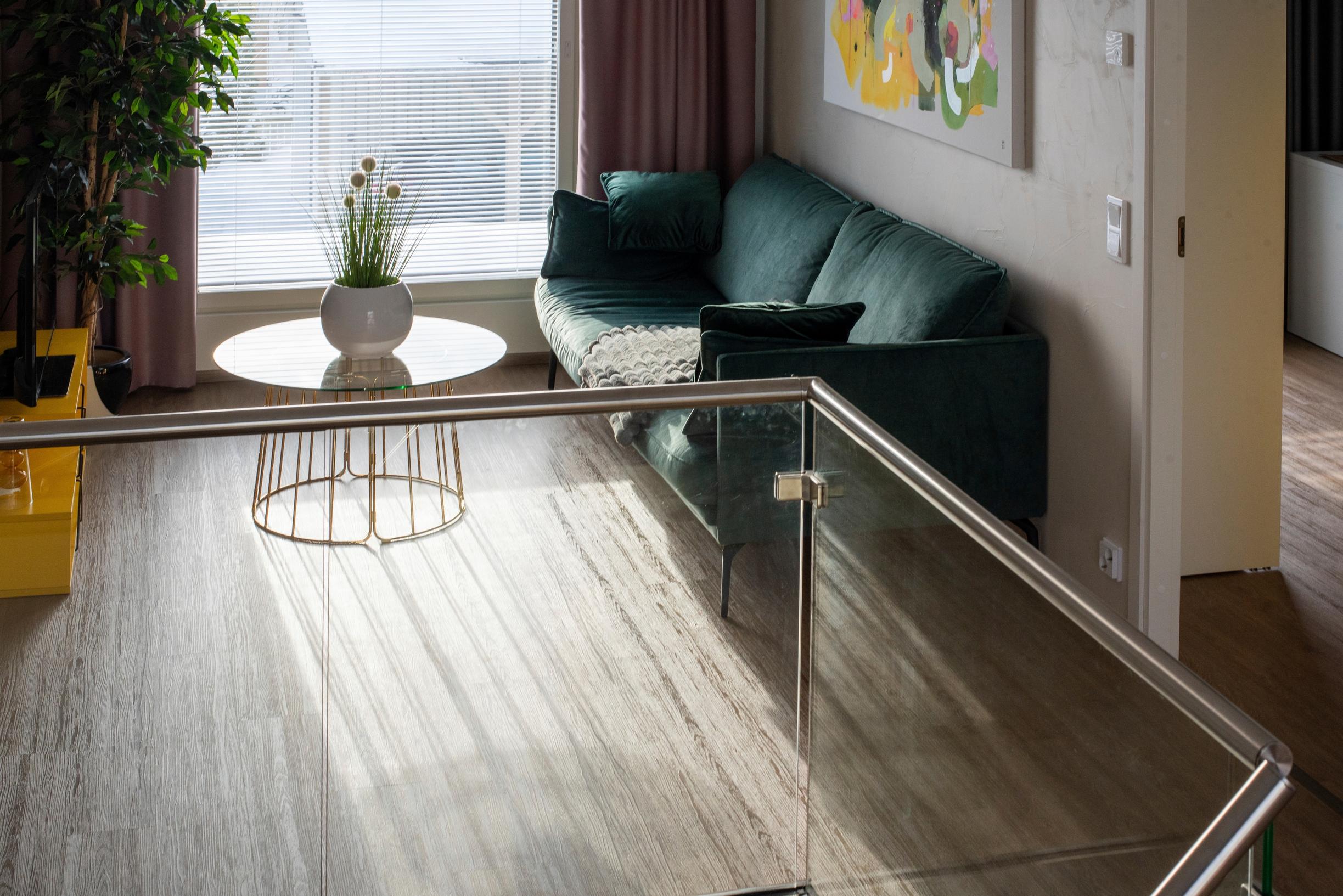 Rauhallista hotellitunnelmaa Hannah tavoitteli paksuilla, mittatilatuilla pimennysverhoilla. Siellä täällä näkyy myös väripilkkuja, kuten yläkerran aulan keltainen tv-taso.