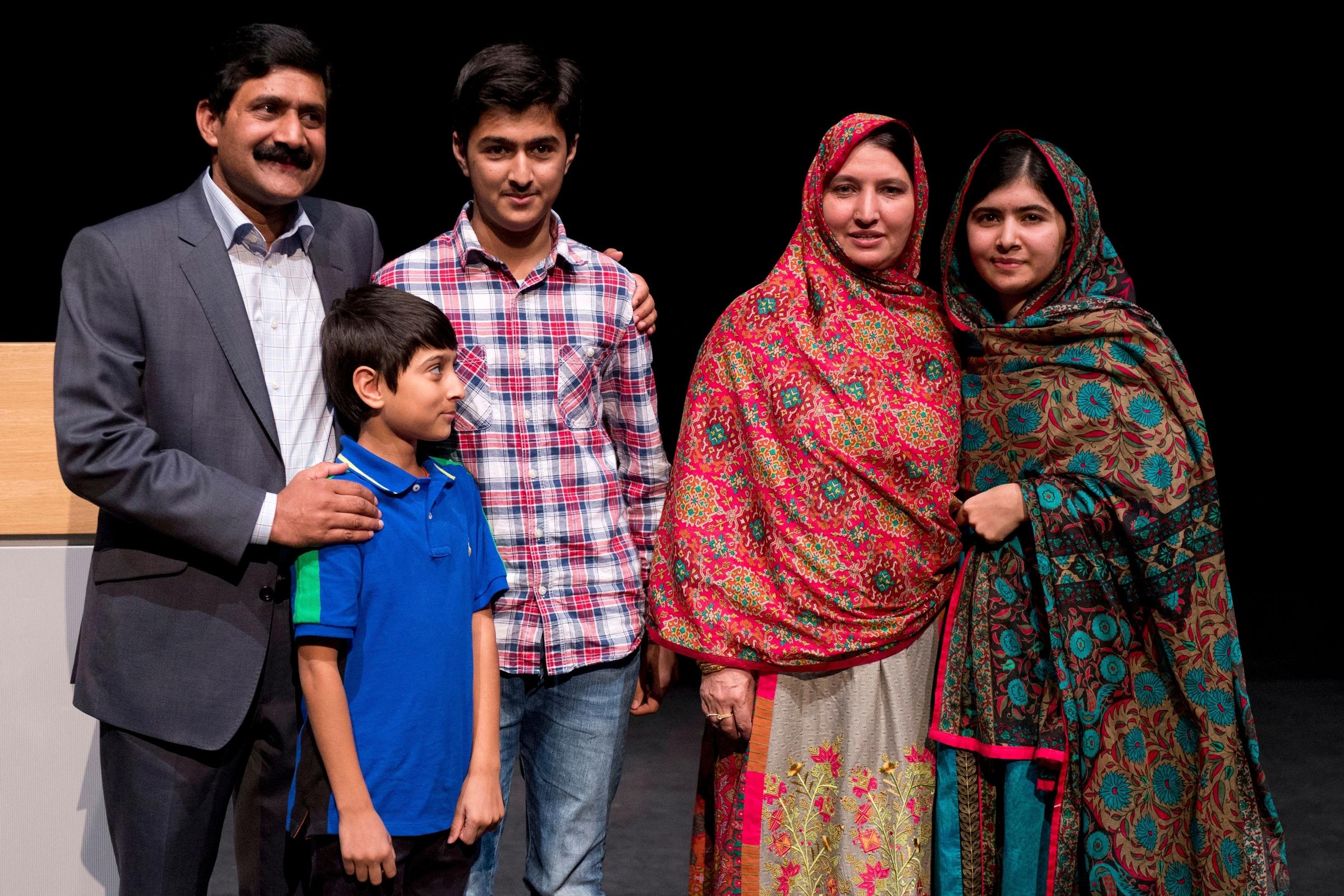 Malalan perheeseen kuuluvat isä Ziauddin, äiti Toor Pekai ja pikkuveljet Atal  ja Khushal.