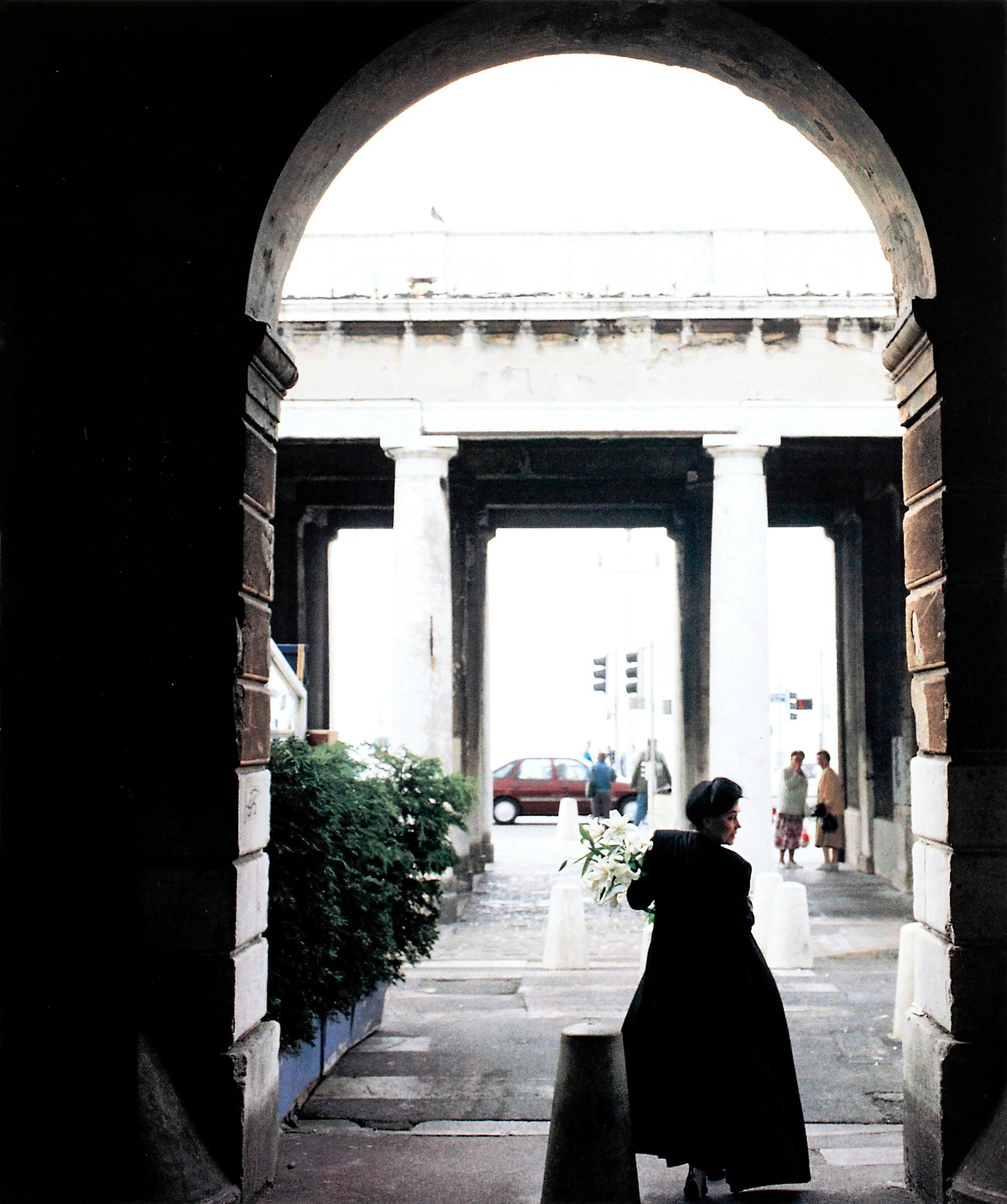 Kirsti Paakkasen ylväs hahmo herätti huomiota vanhan Nizzan kaduilla. Paavo Martikainen tallensi hetken holvikaaren alla.