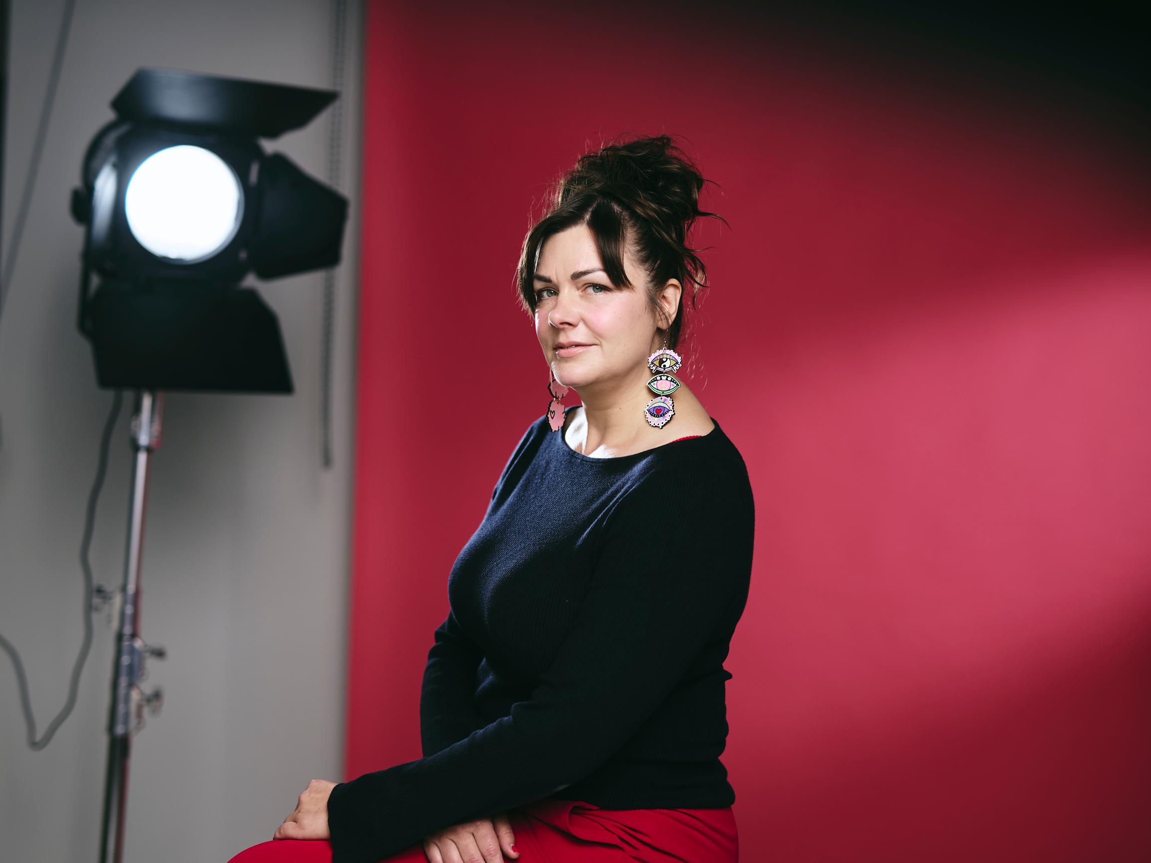 ”Lepo on perustarve, jota ei tarvitse ansaita painamalla töitä niska limassa” – hyvinvointikapinallinen Katri Kilpiäinen kertoo oivalluksensa jaksamisesta