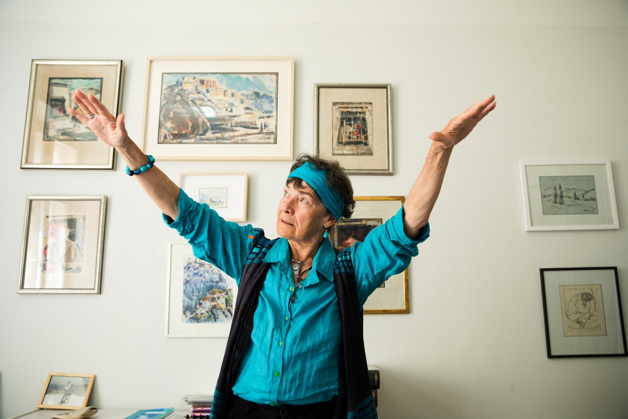 Alison on aina rakastanut matkustamista. Matkoillaan hän piirtää ja maalaa maisemia ja ihmisiä. ”Piirtäminen kiinnittää minut hetkeen.”