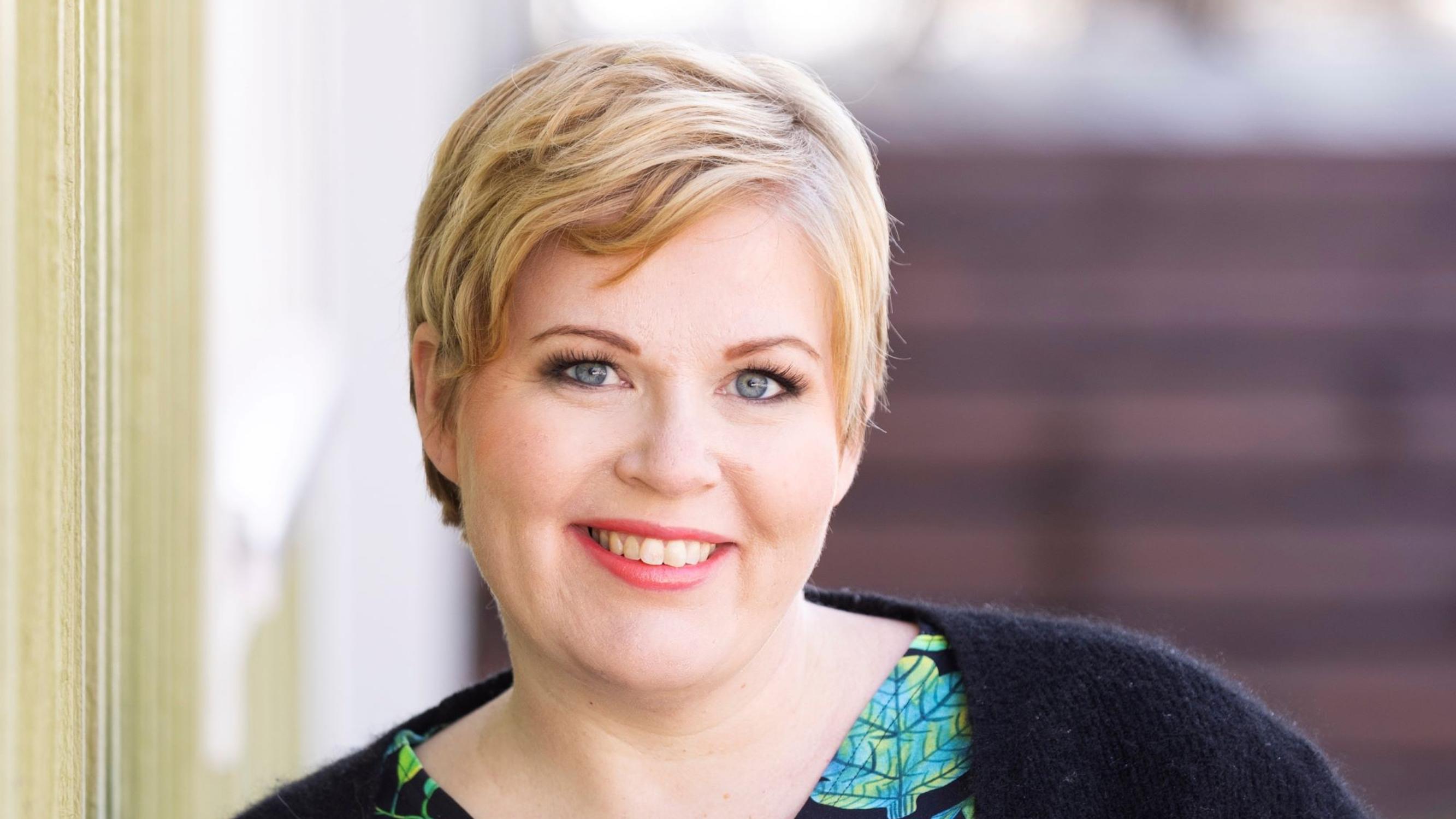 Kolmatta lasta odottavan Annika Saarikon raskautta on varjostanut huoli terveydestä – taustalla hengenvaarallinen tilanne: ”Päätimme luottaa elämään”