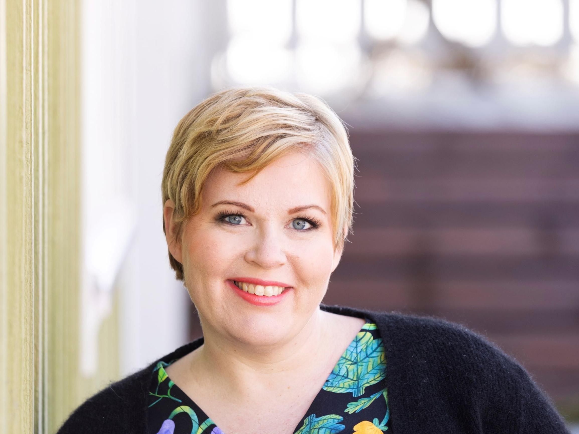 Kolmatta lasta odottavan Annika Saarikon raskautta on varjostanut huoli terveydestä – taustalla hengenvaarallinen tilanne: ”Päätimme luottaa elämään”