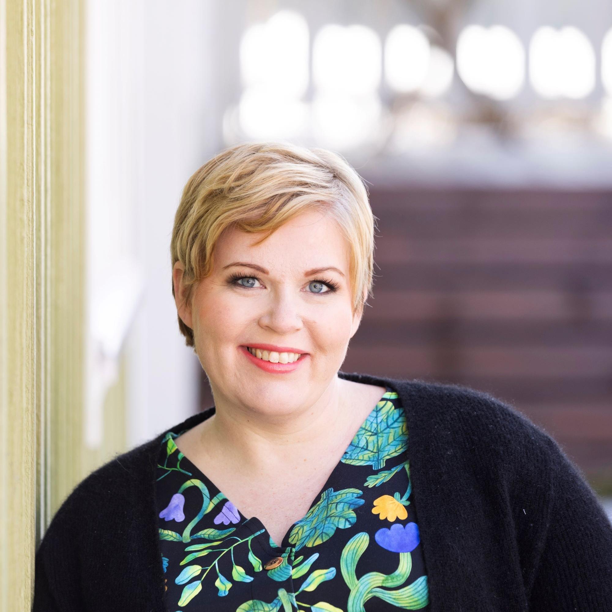 Kolmatta lasta odottavan Annika Saarikon raskautta on varjostanut huoli terveydestä – taustalla hengenvaarallinen tilanne: ”Päätimme luottaa elämään”