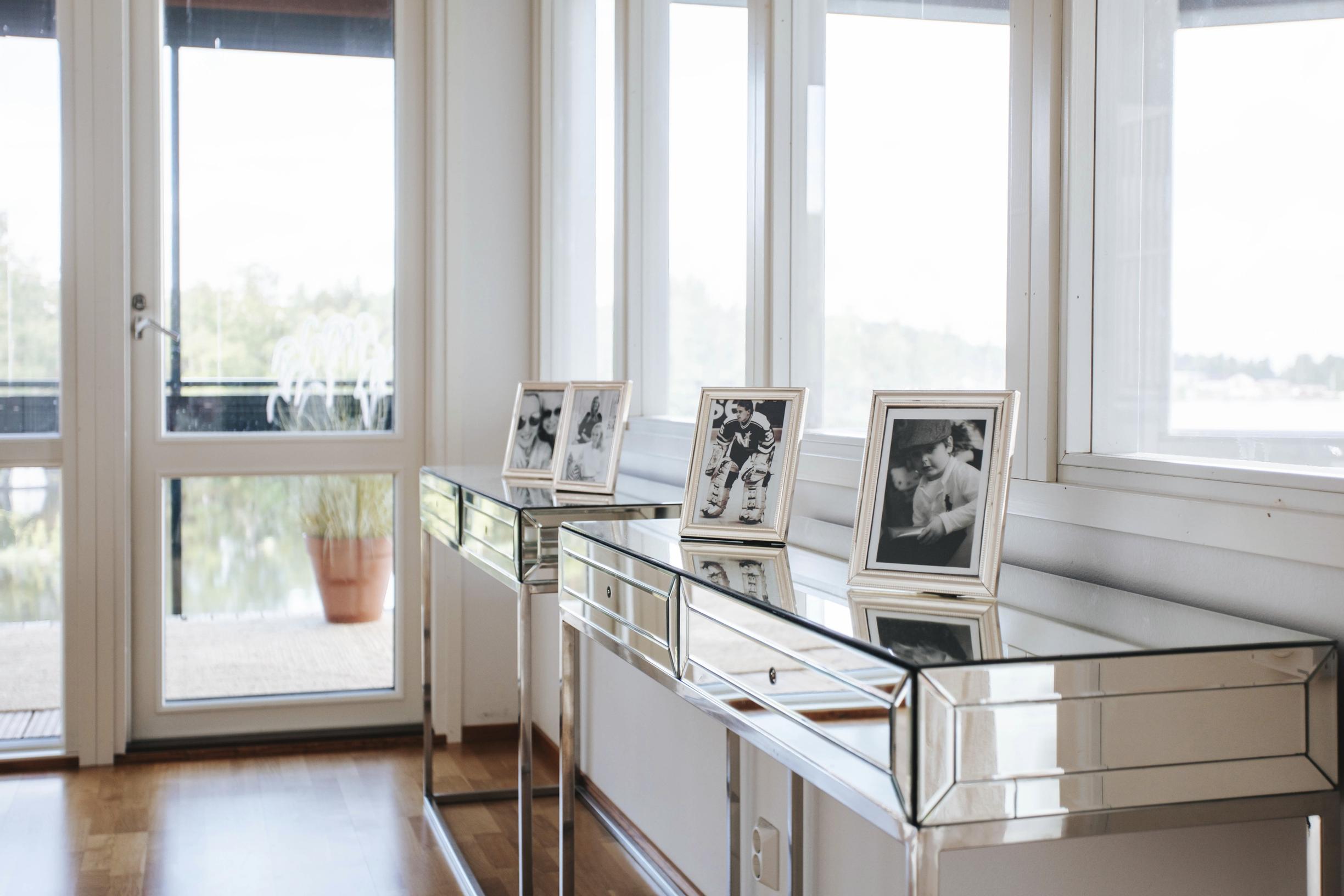 Yläkerran pieneen oleskelutilaan on koottu valokuvia Jarmon uran varrelta.