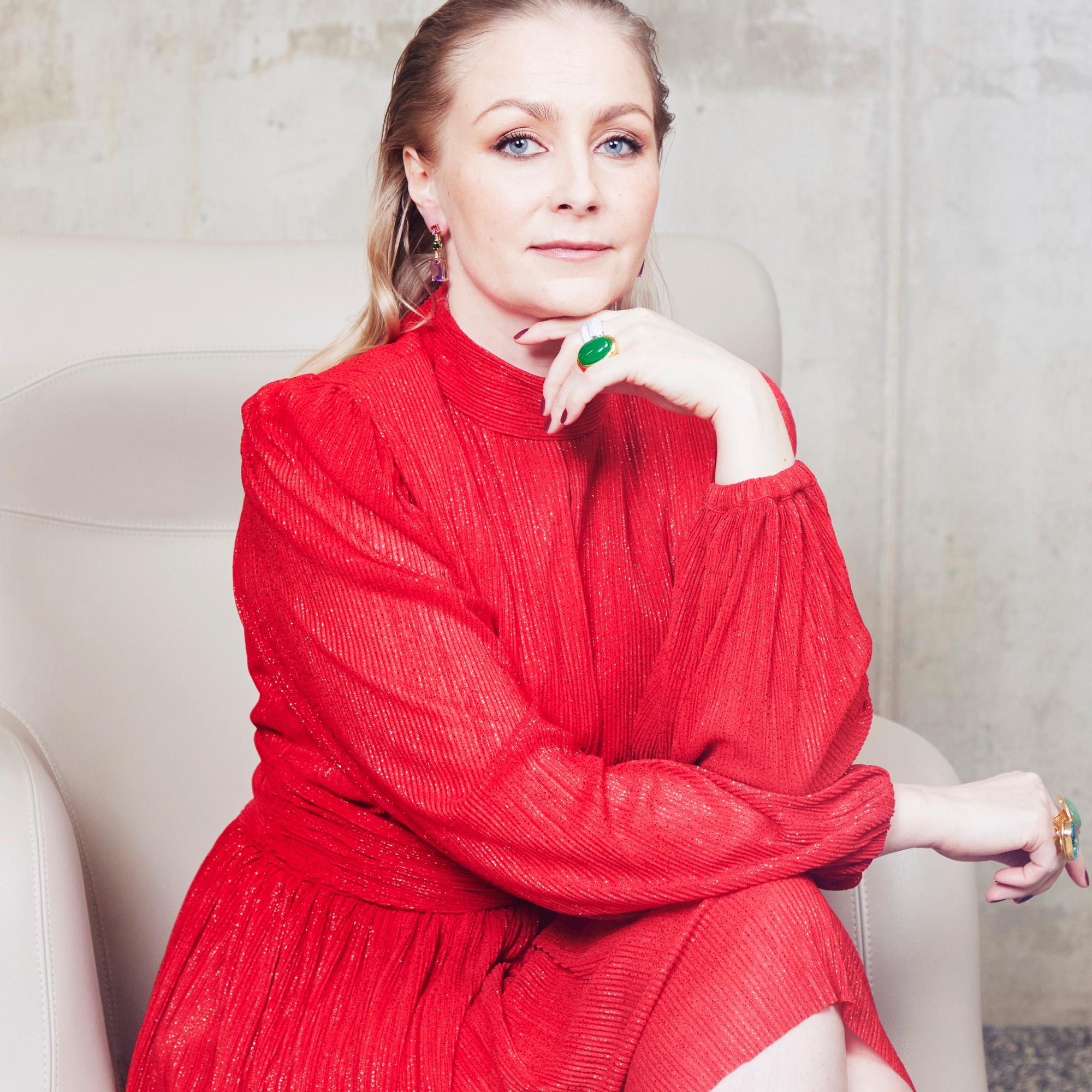 Ohjaaja Zaida Bergroth hurmaantuu kauniista vaatteista ja ostaa niitä, vaikka niille ei ole vielä käyttöä: ”Onneksi olen voinut lainata niitä ystävilleni”