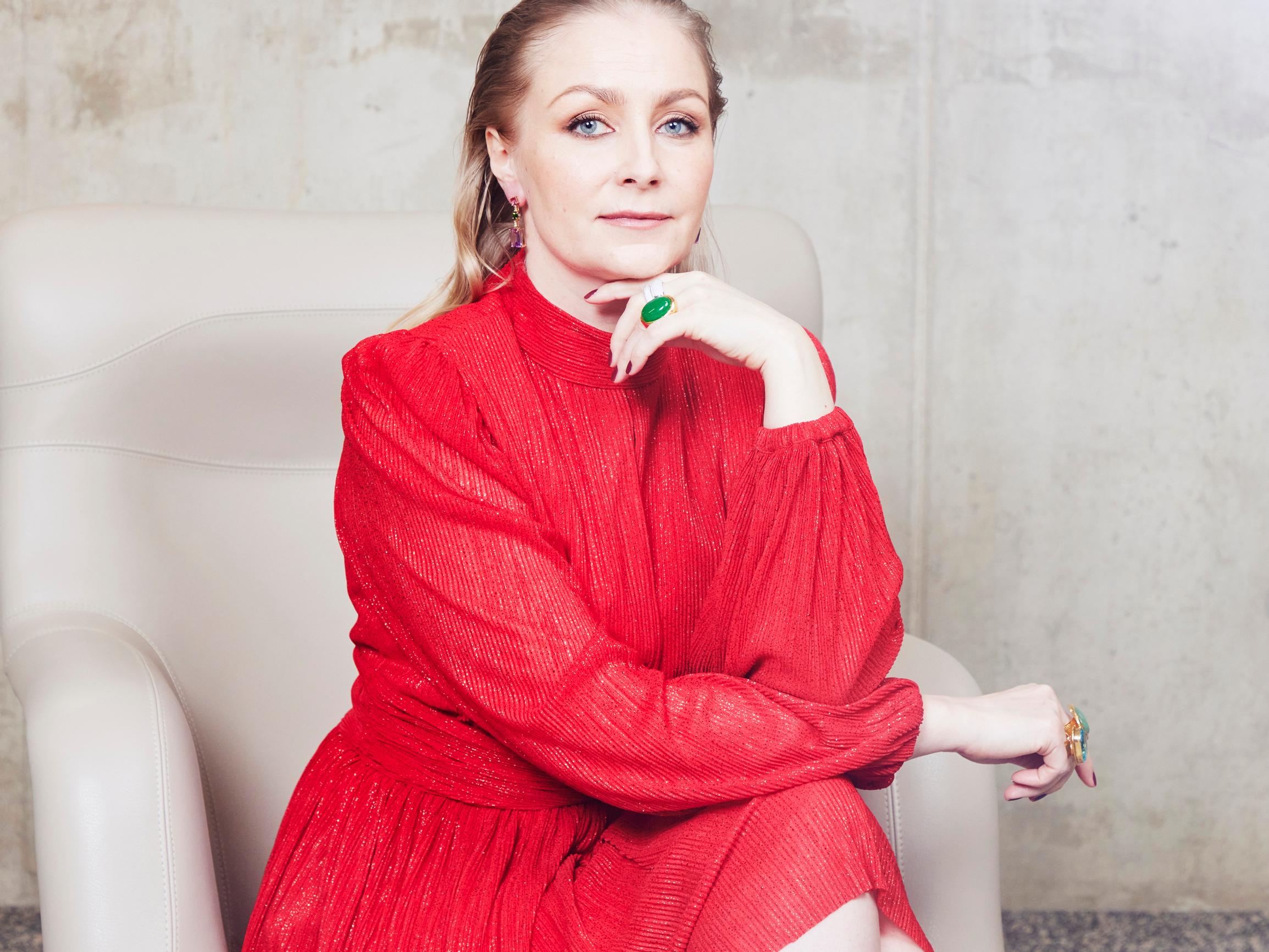 Ohjaaja Zaida Bergroth hurmaantuu kauniista vaatteista ja ostaa niitä, vaikka niille ei ole vielä käyttöä: ”Onneksi olen voinut lainata niitä ystävilleni”