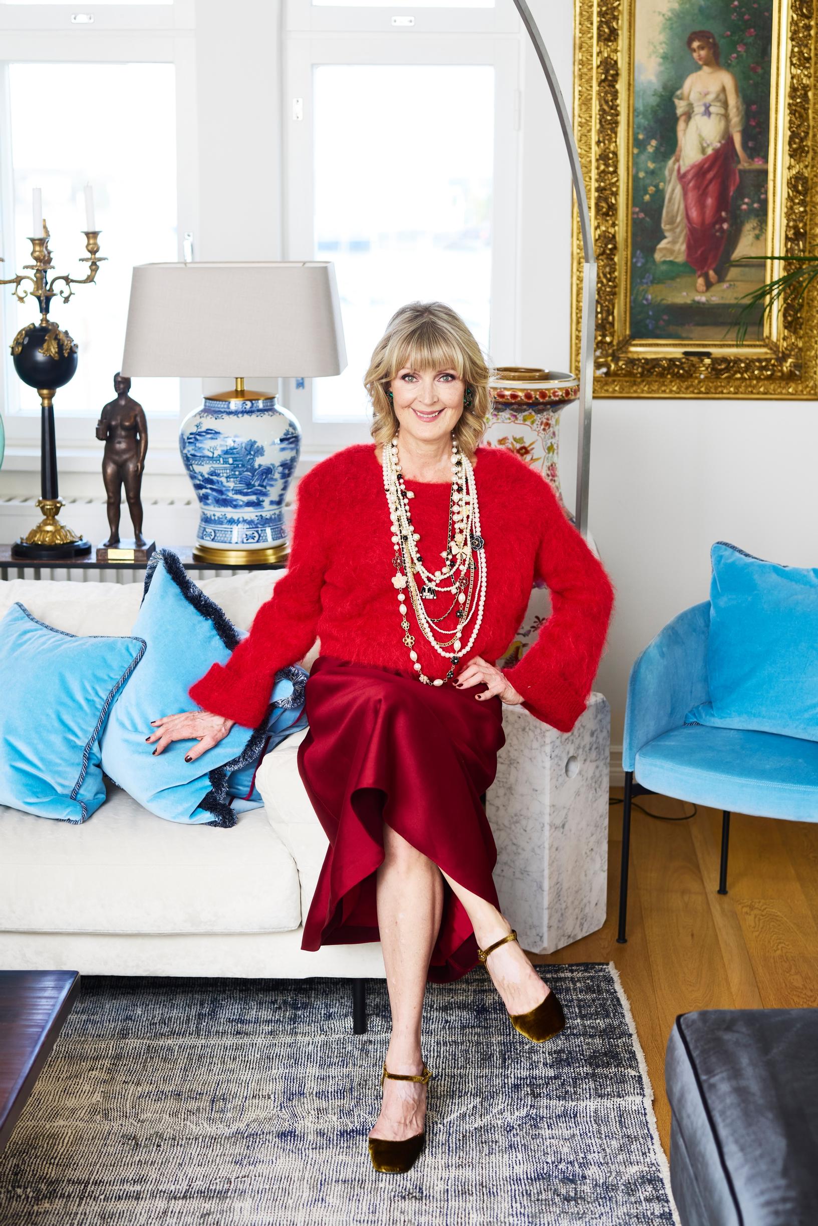 Mohair-sekoitteinen neule 240 e, Gestuz. Upea kellohame on villan ja silkin sekoitetta, 390 e, Balmuir. Korvakorut 55 e ja helmikaulakorut 39 e–65 e, Muotikuu. Bibi Lou -merkkiset samettikengät 167 e, Unna S.