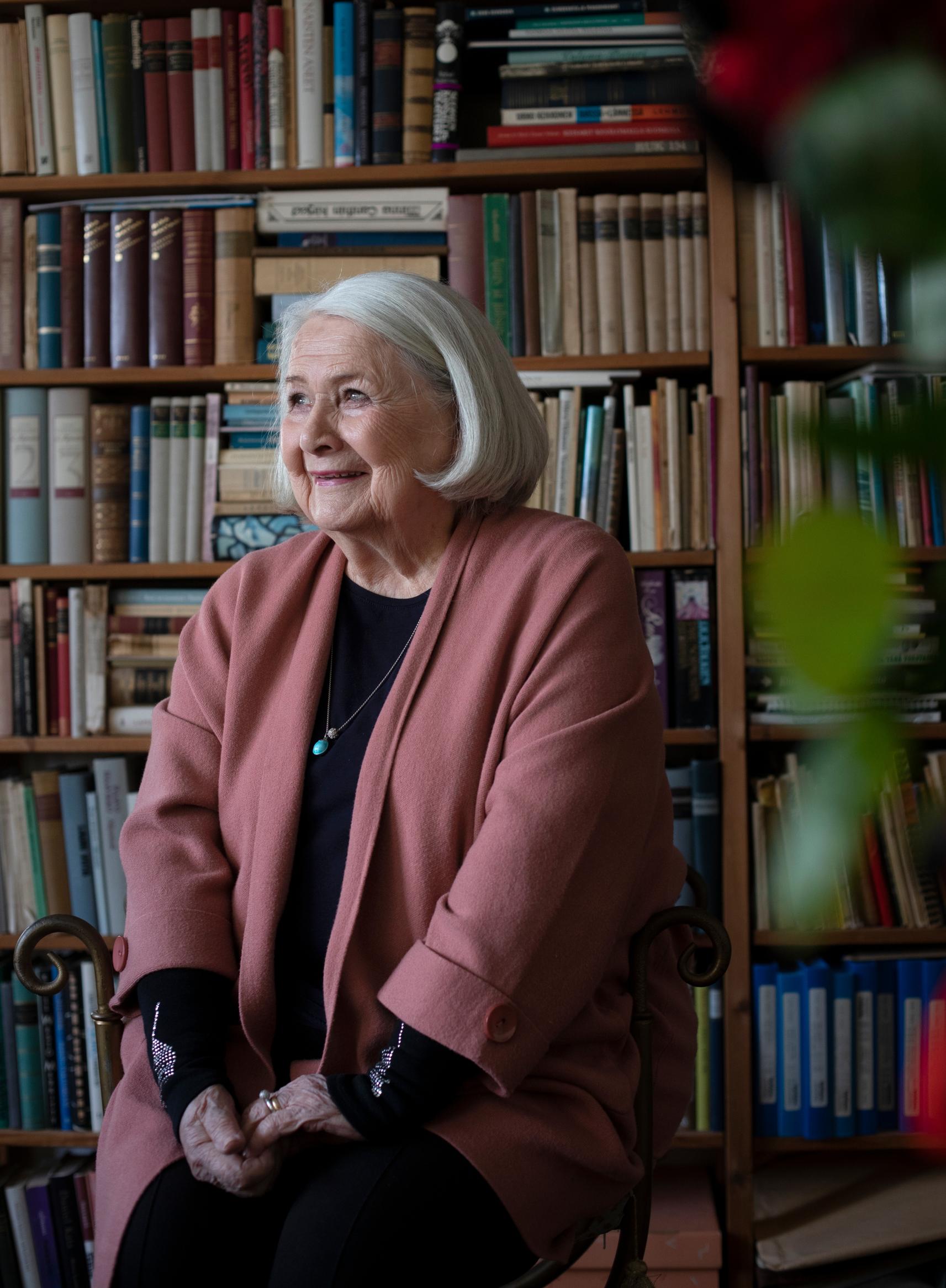 Anja viihtyy taiteilijakoti Lallukassa. Naapurit ovat auttavaisia, mutta oman- ikäisiä sydänystäviä ei asukkaissa ole.