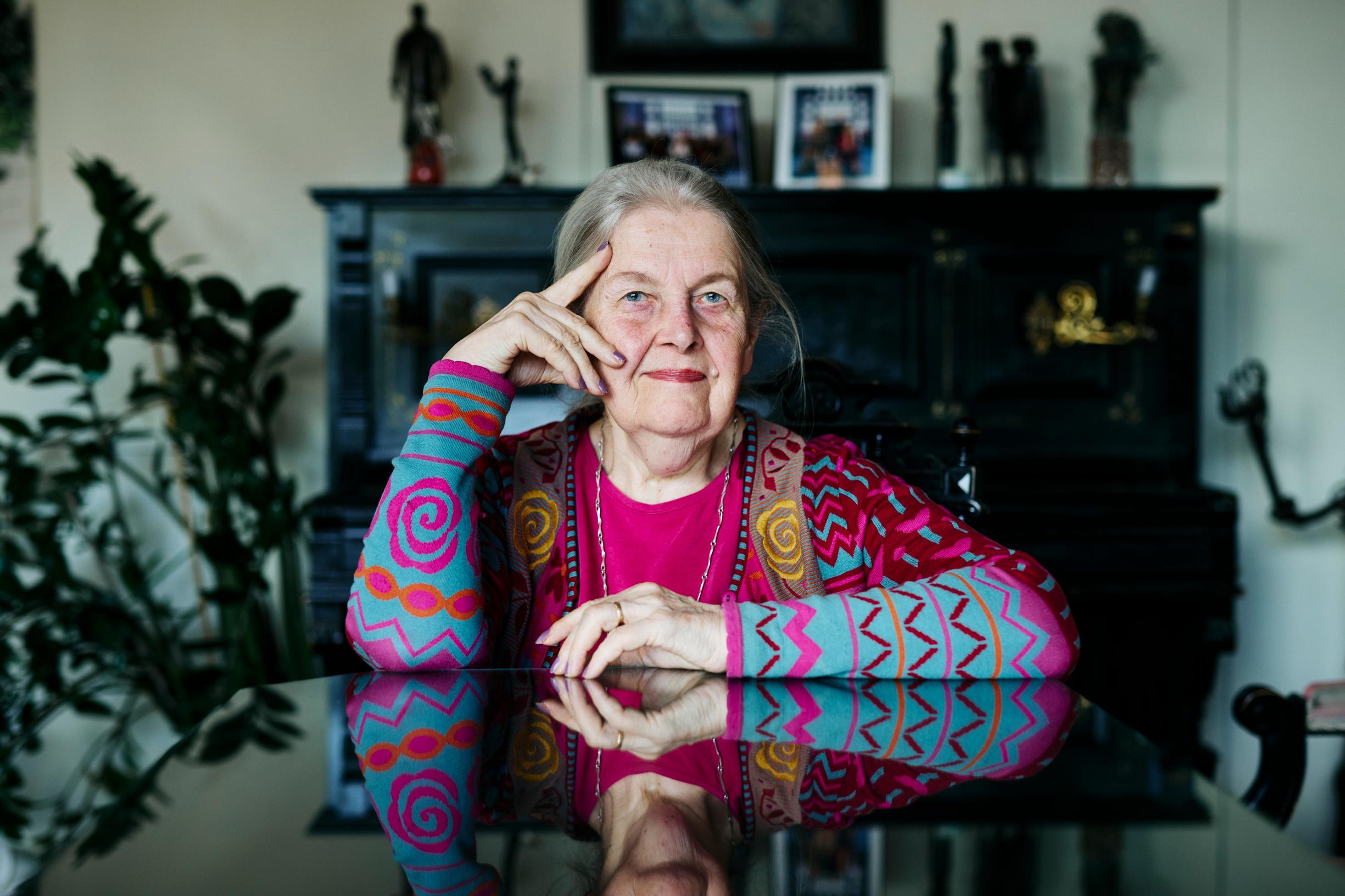 Vappu ja Ilkka ovat ankaria kierrättäjiä. ”Pihallamme on komposti ja erikseen puutarhakomposti. Kuljen kotona tyttärentyttäreltä perityissä lenkkareissa ja ystävän lahjoittamassa t-paidassa.”