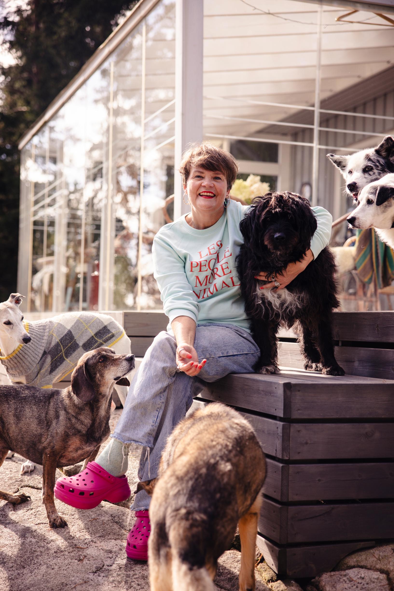 [Image] Eläindoula Heli Mäenpää, 56, asuu Salossa kymmenen rescuekoiran kanssa. Ne kaikki on aikoinaan hylätty, mutta nyt Bambi, Dumbo, Lauri, Leika, Lucky, Madde, Onni, Serge, Sirpa ja Amalia ovat löytäneet loppuelämänsä kodin. Heidän elämäänsä voi seurata Instagramissa @straydogcabaretrescues.