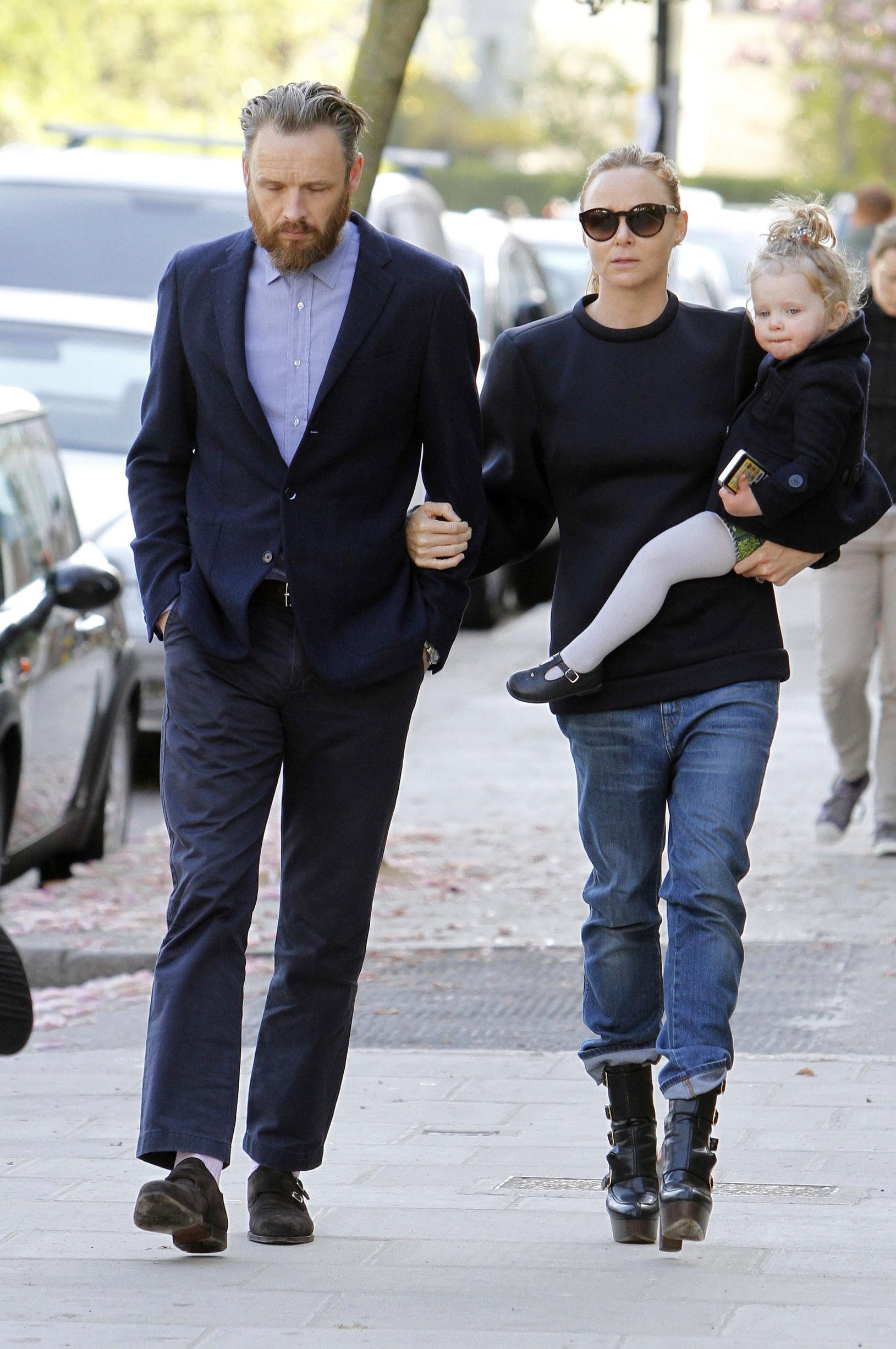 Stella, hänen puolisonsa Alasdhair Willis ja kuopus Reiley ikuistettiin Lontoossa kävelyllä 2013. Parilla on neljä lasta.