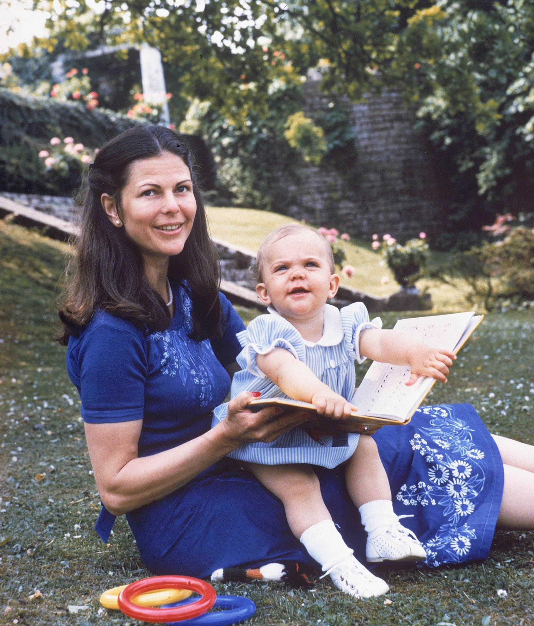 Kaarle Kustaan ottama kuva Sollidenin linnan pihalta 1978. Esikoistytär Victoria oli yksivuotias.