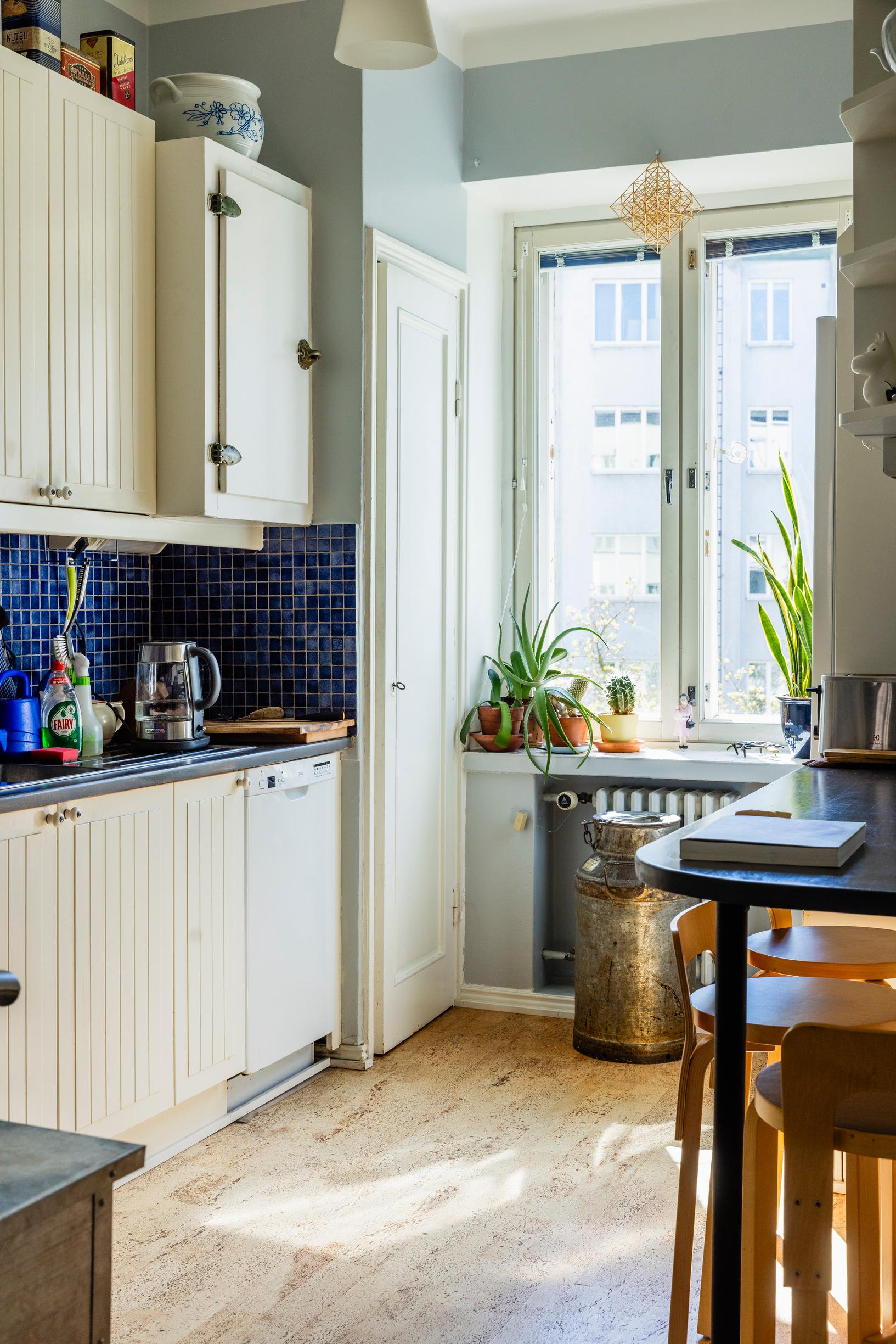 Keittiön ikkunasta näkyy naapuritalo, jossa Rikon äiti aikanaan asui.