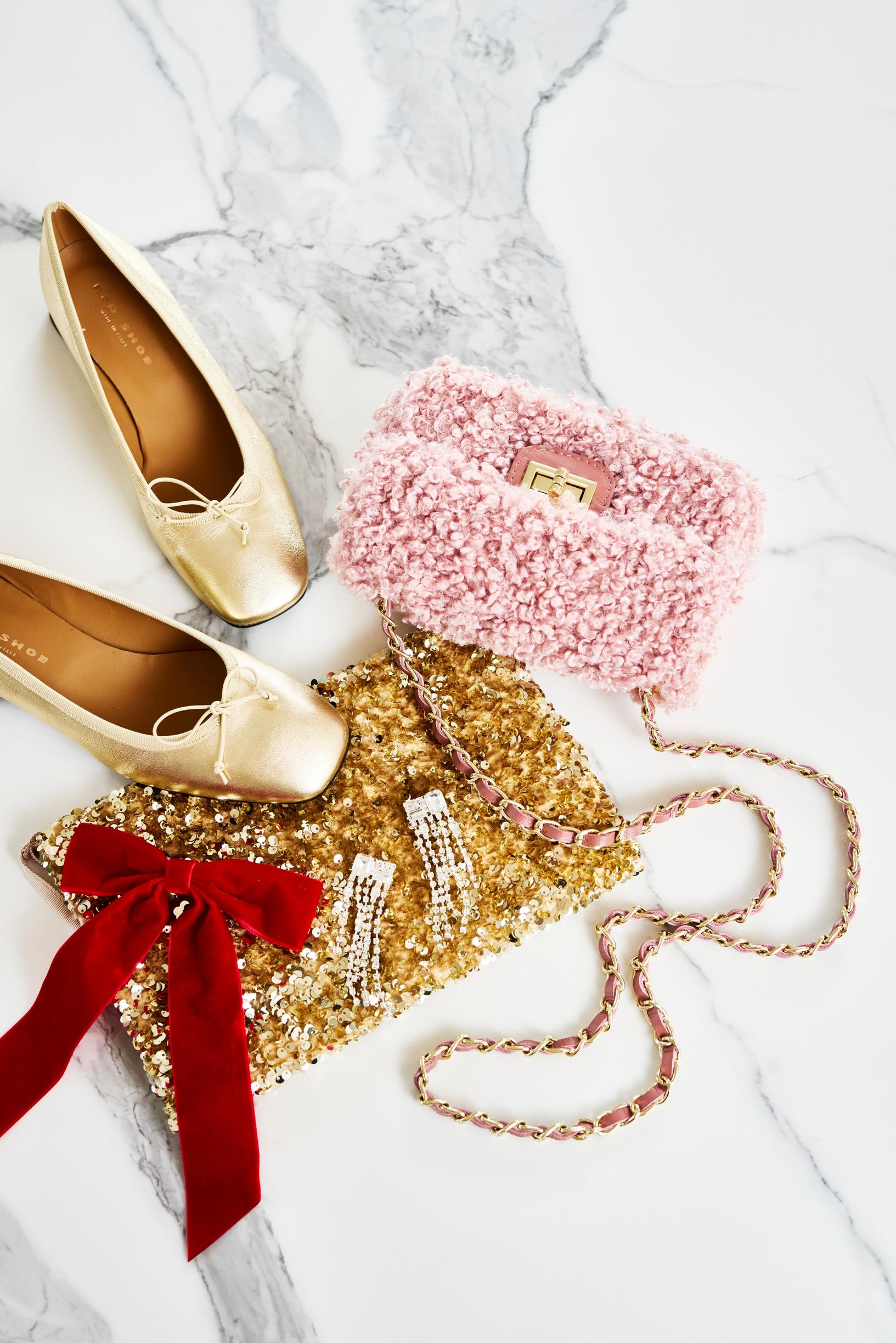 Kullanväriset ballerinat 165 e, Red Shoe. Kirjekuorimallinen paljettilaukku 44,95 e, Part Two. Hiusrusetti 15 e, Trésorie. Pitkät strassikorvakorut 29 e, & Other Stories. Tekokarvalaukku 95 e, Muotikuu.