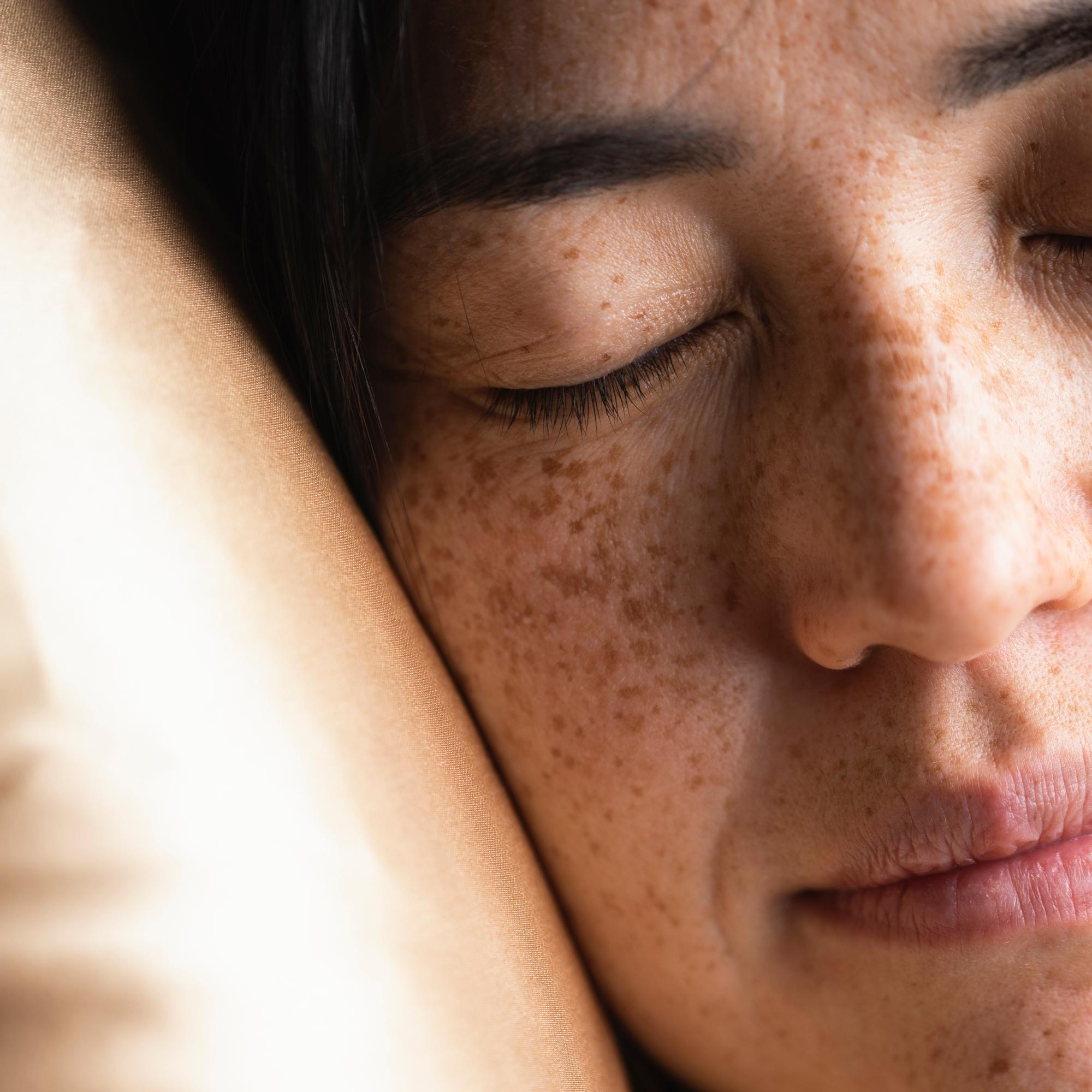 Parantaako silkkityynyliina hiusten tai ihon kuntoa? Asiantuntijat kertovat totuuden