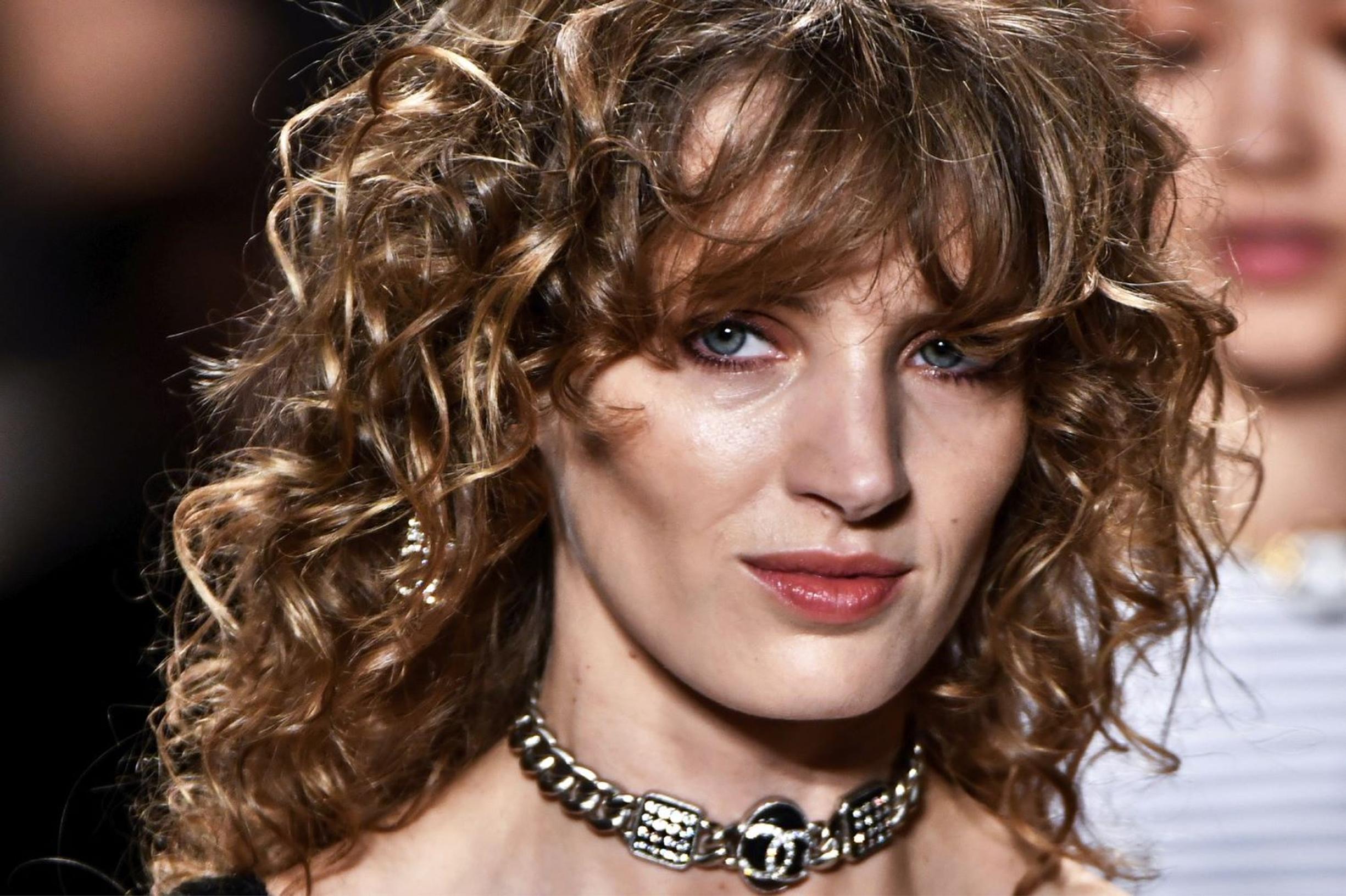 Tummaa suklaata vai sittenkin kinuskia? 6 ihanaa sävyideaa, joilla tuot ruskeiden hiusten parhaat puolet esiin 