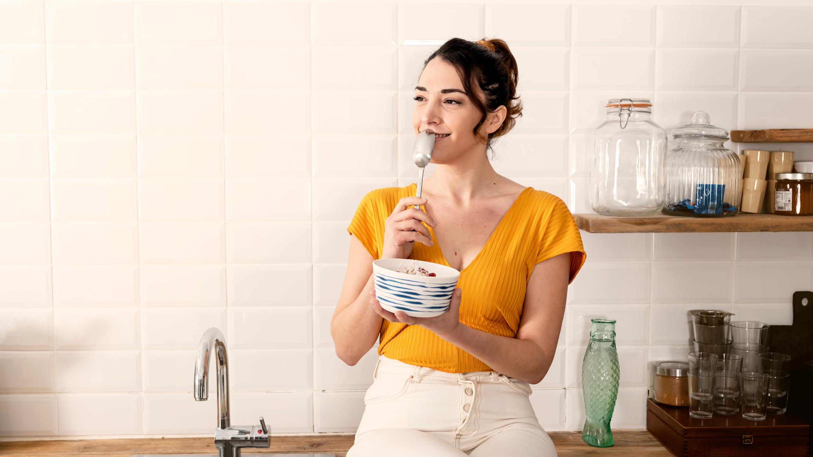 Väsyttääkö iltapäivisin? Asiantuntija kertoo, miten taltutat makeanhimon ja iltapäiväkooman