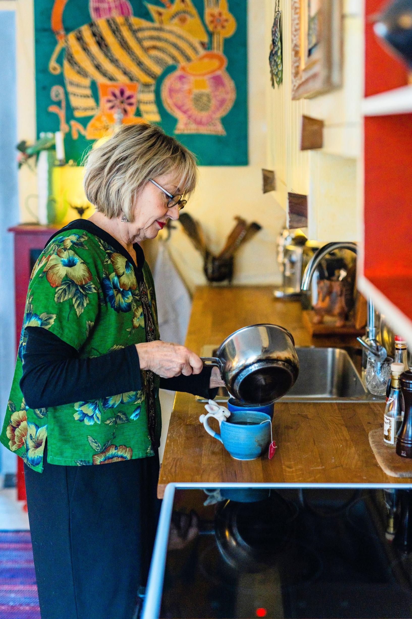 Kiti Luostarinen keittiössä työpöydän ääressä