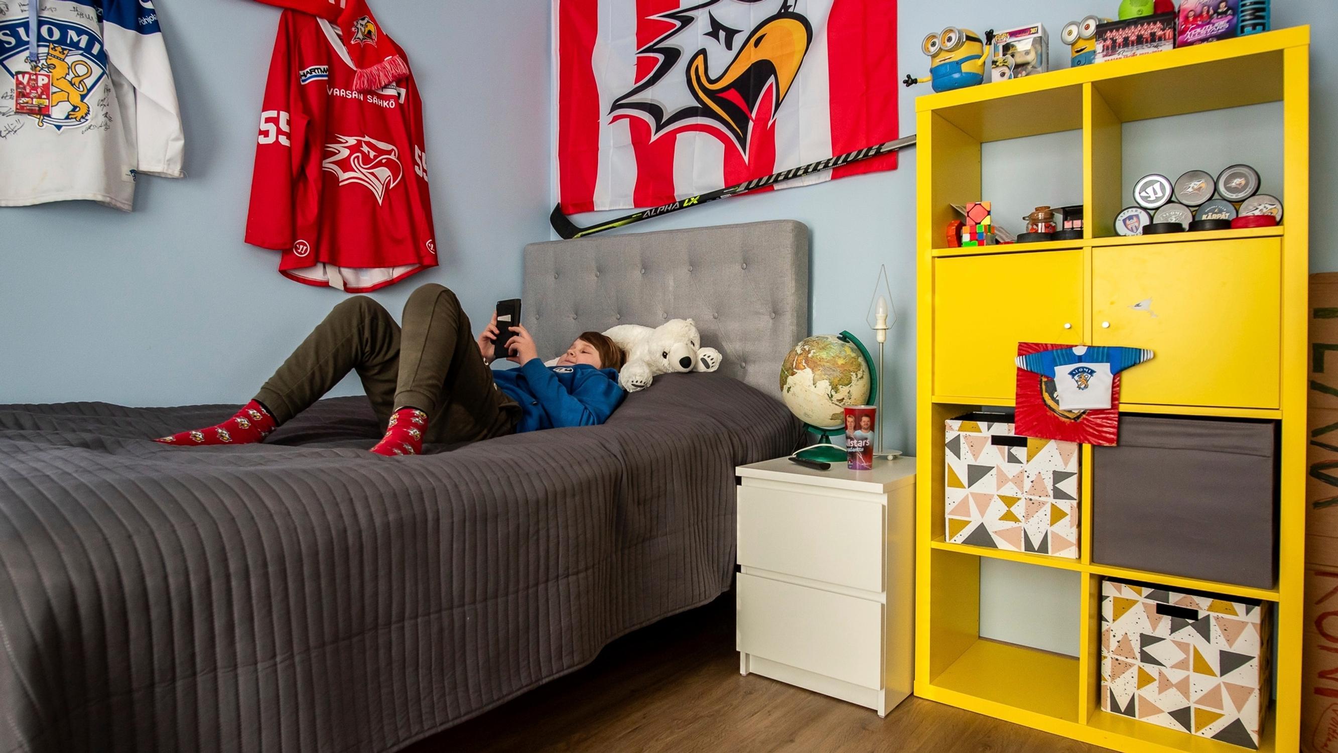 Unon makuuhuone on lätkäfanin unelma. Lapset saivat itse valita huoneidensa seinämaalien sävyt, ja Unon seinästä tuli vaaleansininen.