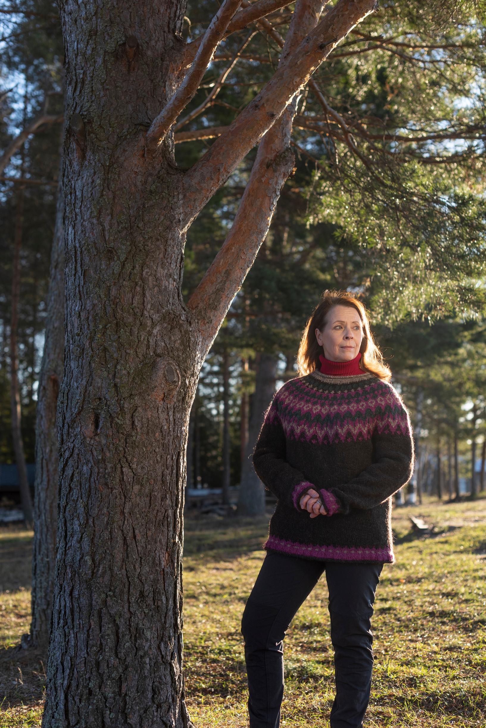 ”Tunsin pienestä pitäen, että minun piti miellyttää vanhempiani. Olen erityisherkkä, joten reagoin jo lapsena asioihin vahvasti”, Riikka kertoo.