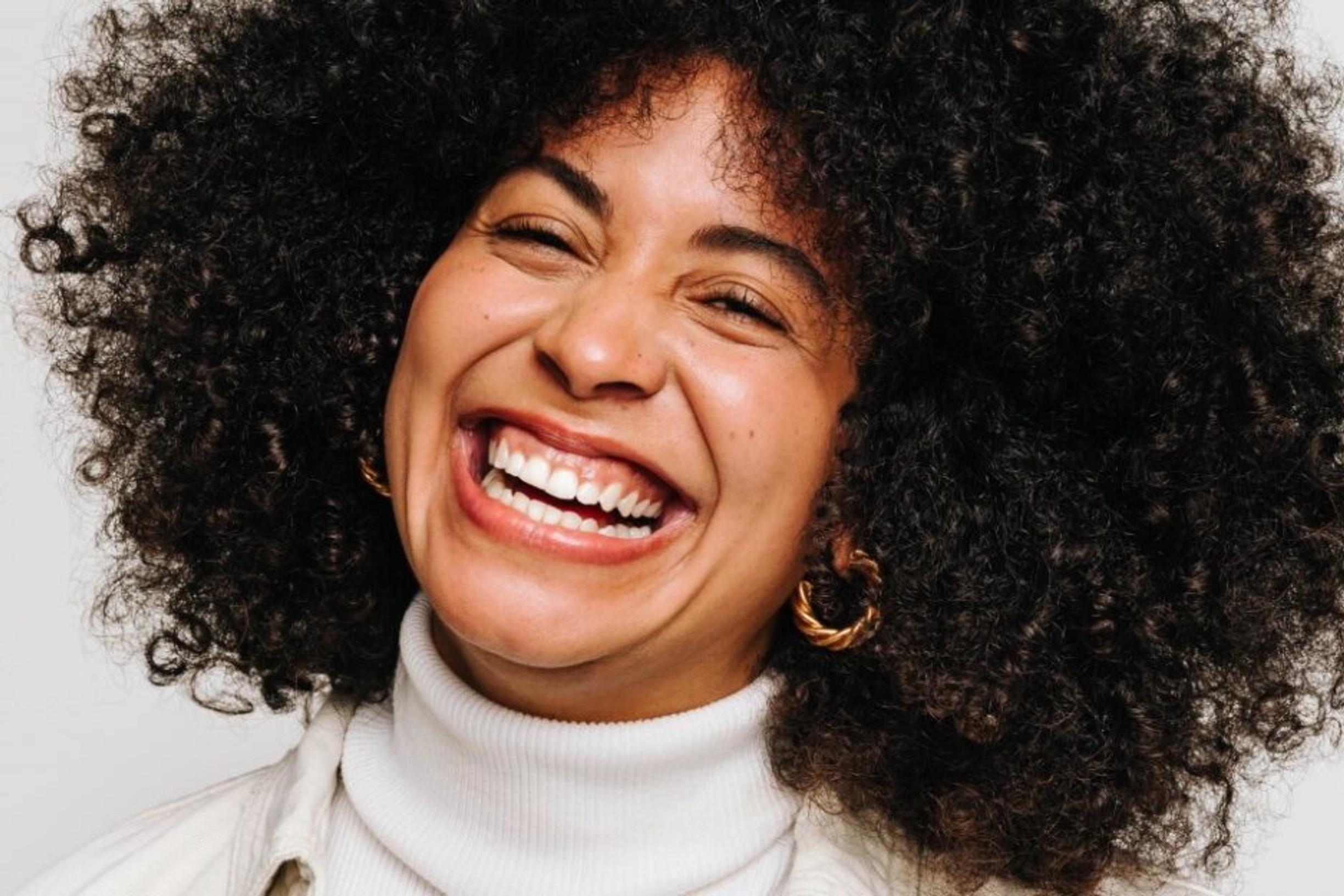 Miten hampaiden valkaisu onnistuu kotona? Testasimme halvan hiilitahnan, kätevän kynän ja 2 muuta tuotetta