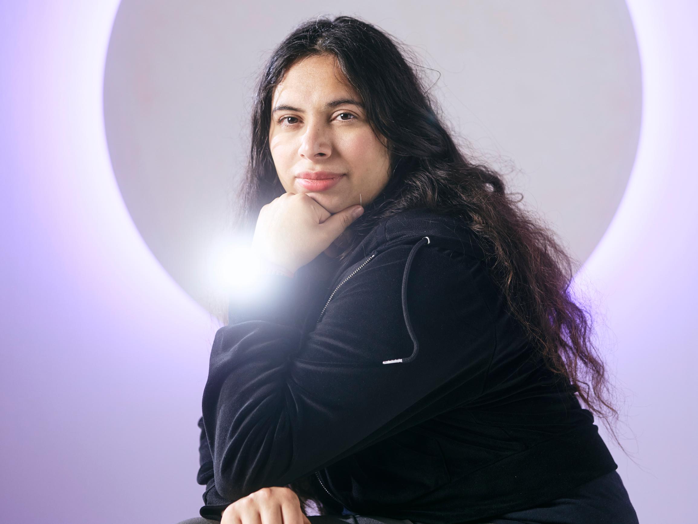 Kun Sara Al Husaini, 33, luopui islamista ja huivista, hänet naitettiin pakkoavioliittoon – nyt hän auttaa muita saman kokeneita