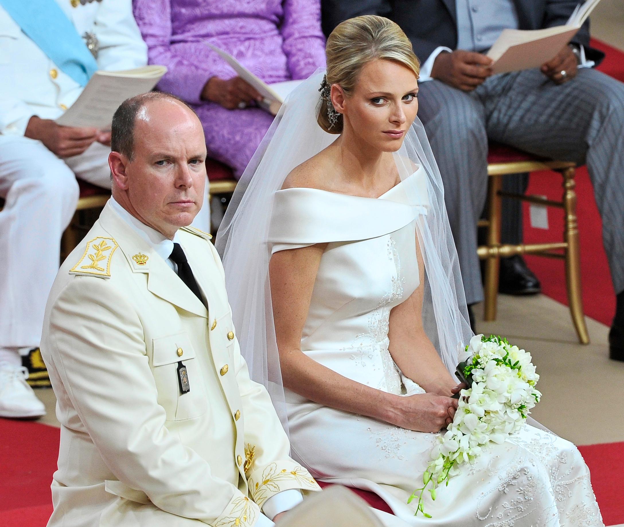 Ruhtinas Albert II ja ruhtinatar Charlene vihittiin kesällä 2011. Morsiamen hääpuvun suunnitteli Giorgio Armani.
