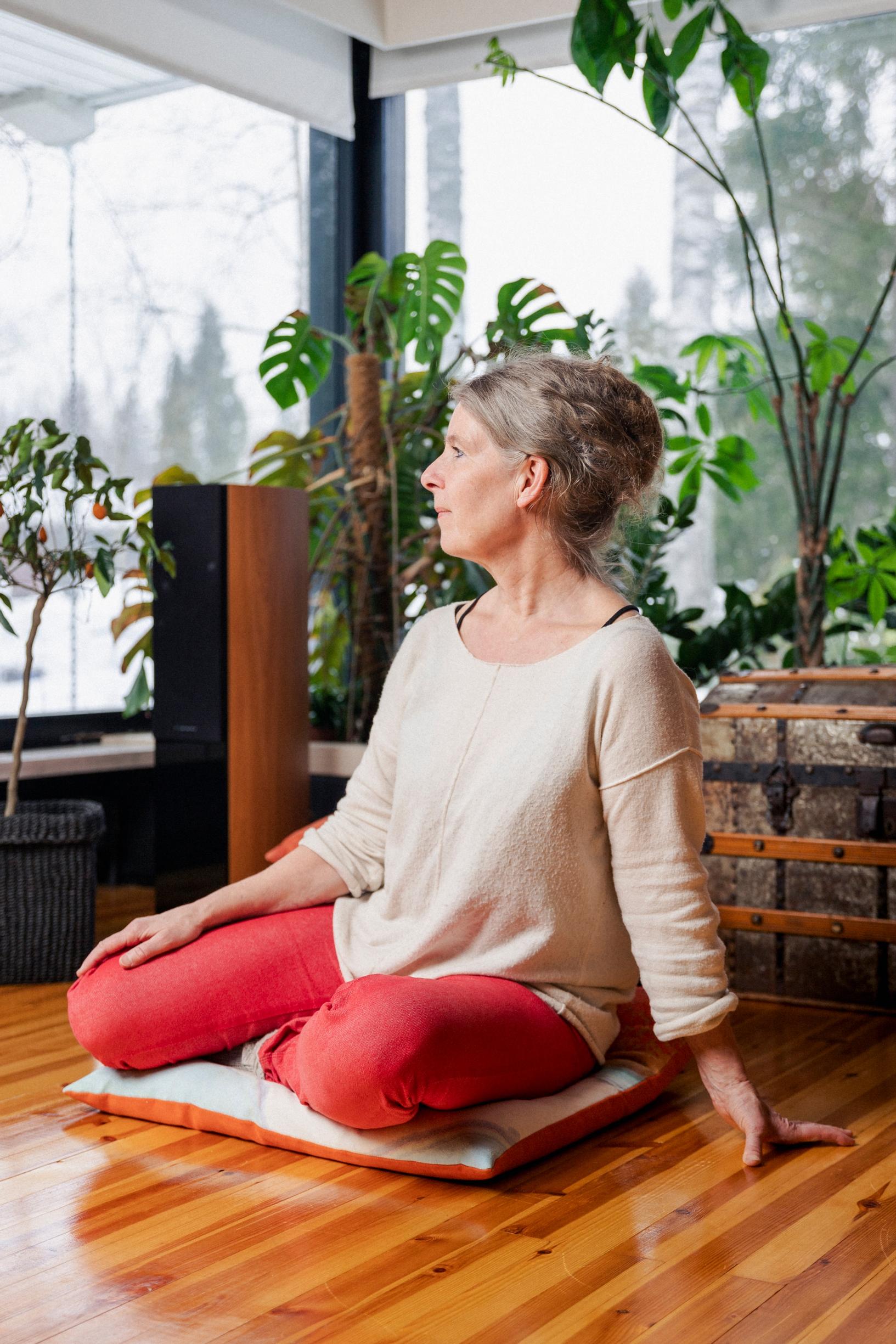 Vuoden Eeva 2022 -voittaja Hanna Nohynek on kiitollinen, että hän saa vielä olla elossa, kuulla ja nähdä elämän ihmeellisyyttä.