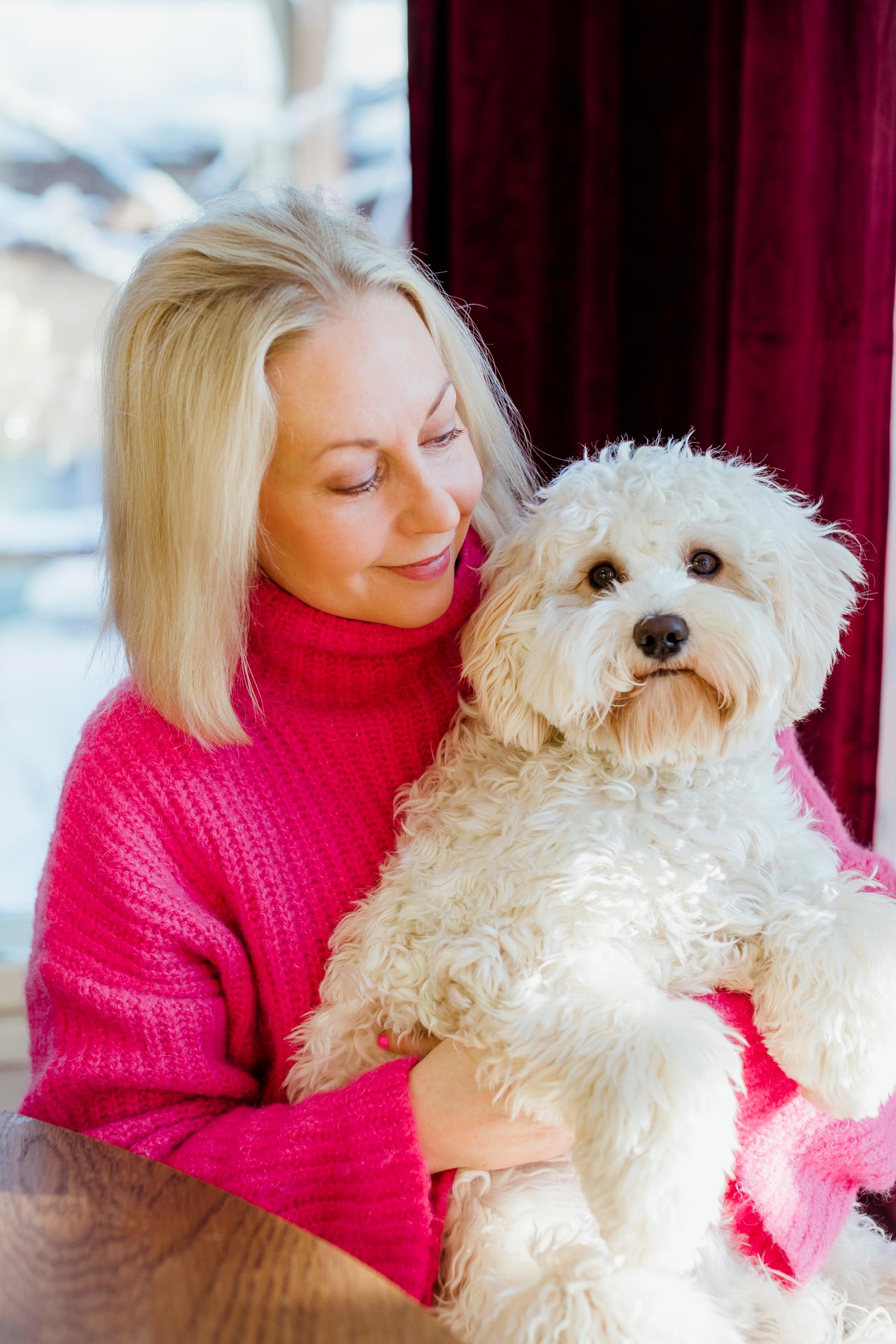 ”Kaverini sanovat, että olemme Hepun kanssa samannäköisiä, söpöjä ja vaaleita. Olemme molemmat myös iloisia ja sosiaalisia”, Krisse Salminen kertoo.