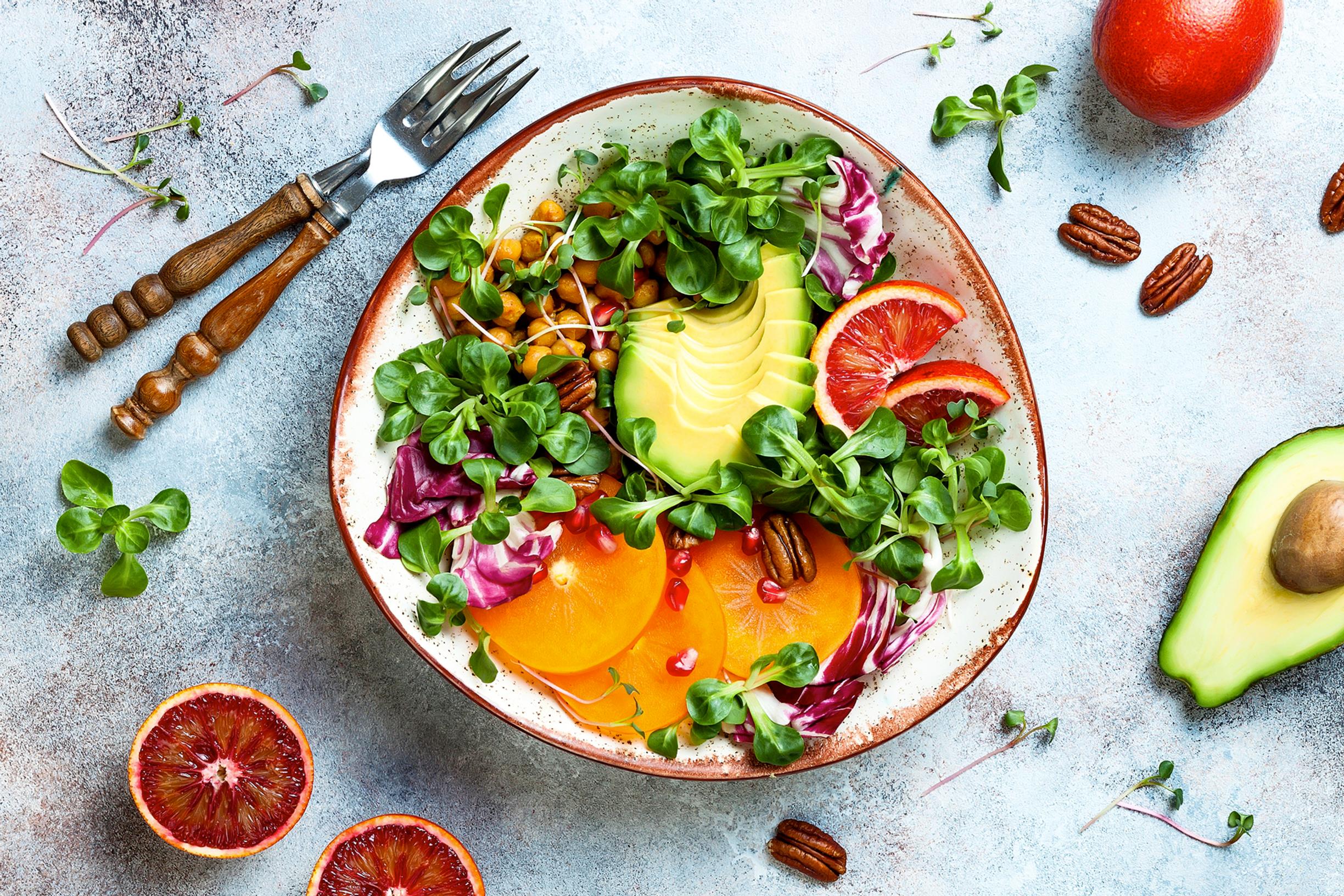 Raakaruoka ei ole aina raakaa vaan eri tavalla kypsennettyä – asiantuntija neuvoo, miten saat siitä terveyshyödyt ilman, että vatsa kärsii