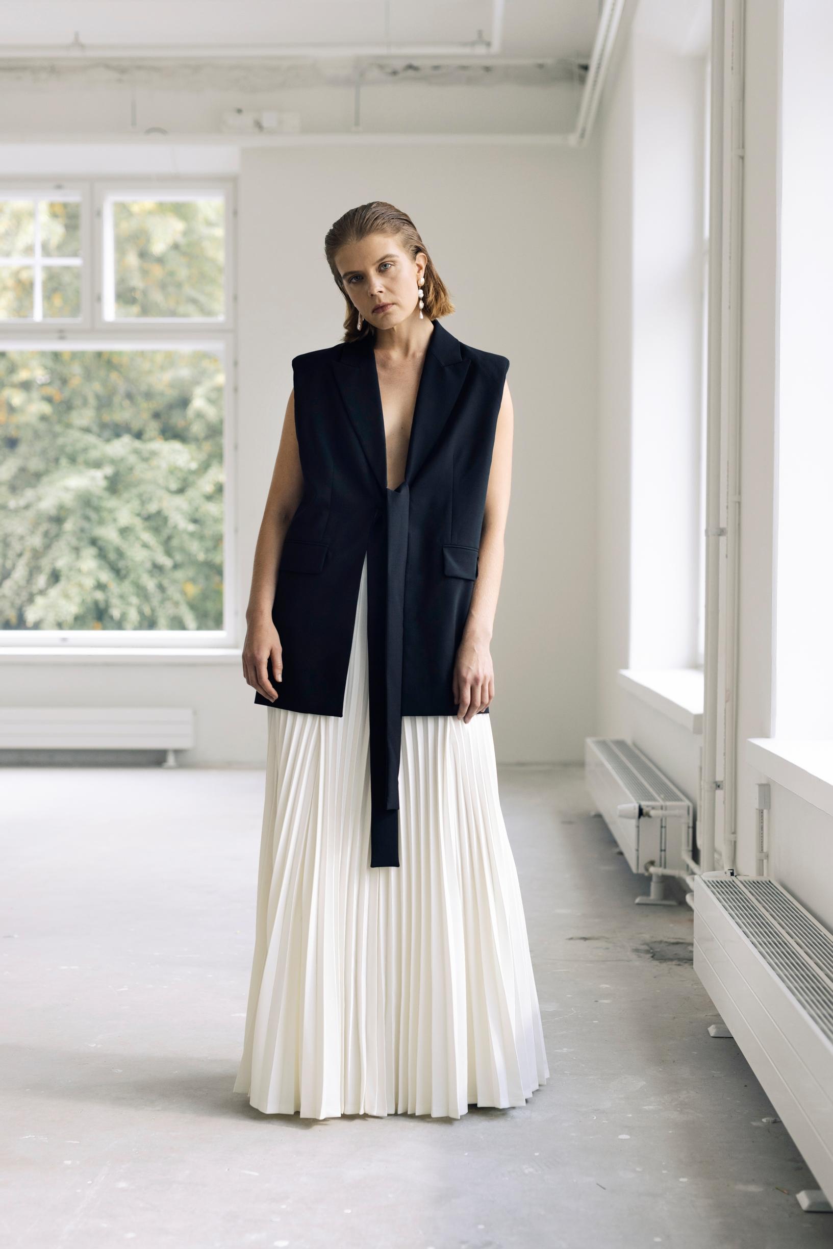 Bilebuutsit, voimaliivi ja glitterhame, jotka puet päälle myös arkena! Nämä juhlatyylit löytyvät ehkä jo kaapistasi, näyttelijä Alina Tomnikov näyttää mallia  