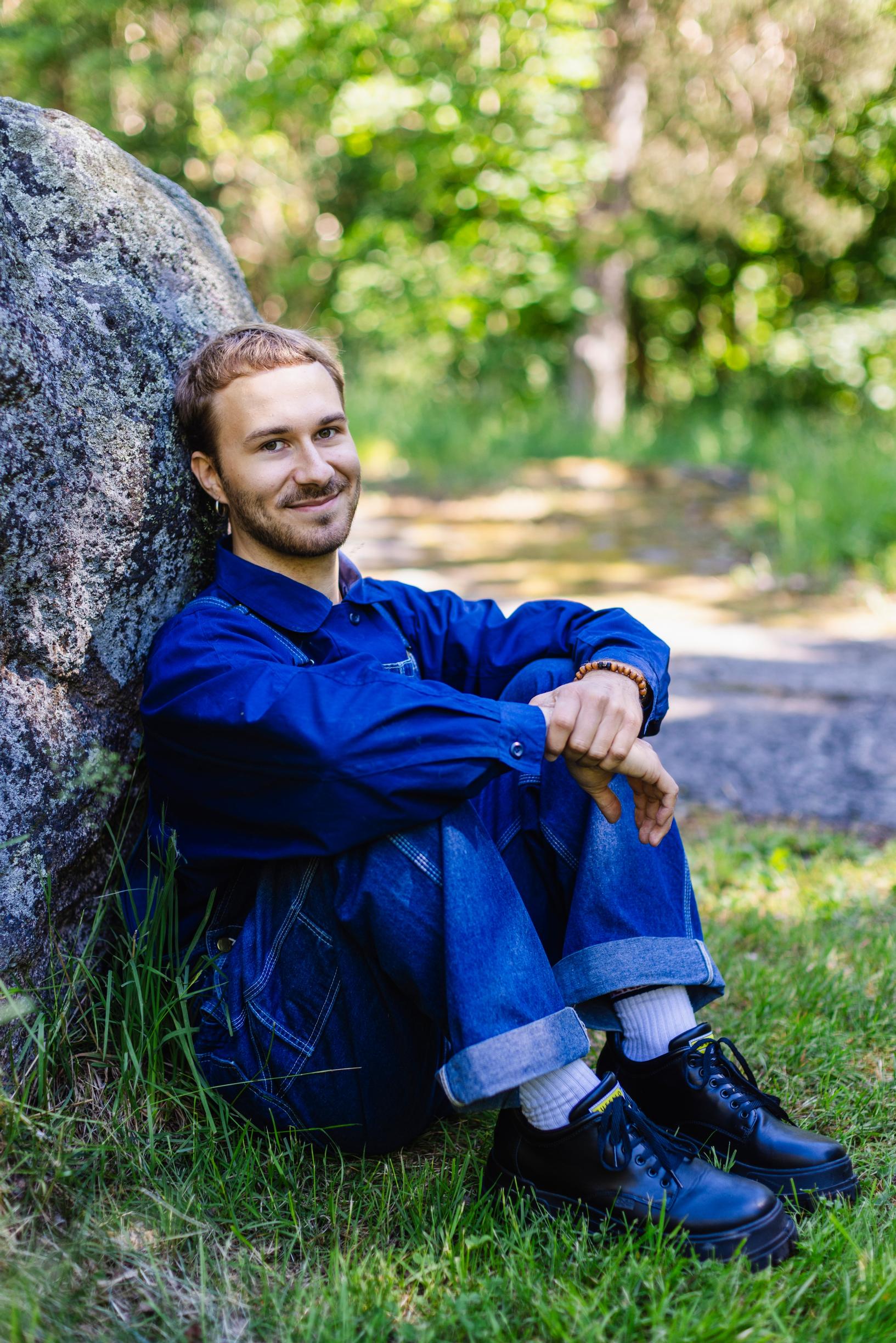 ”Kirjoittamalla saatoin tehdä vanhemmilleni ikään kuin tilannepäivitystä, missä menen elämässäni”, Eino kertoo.