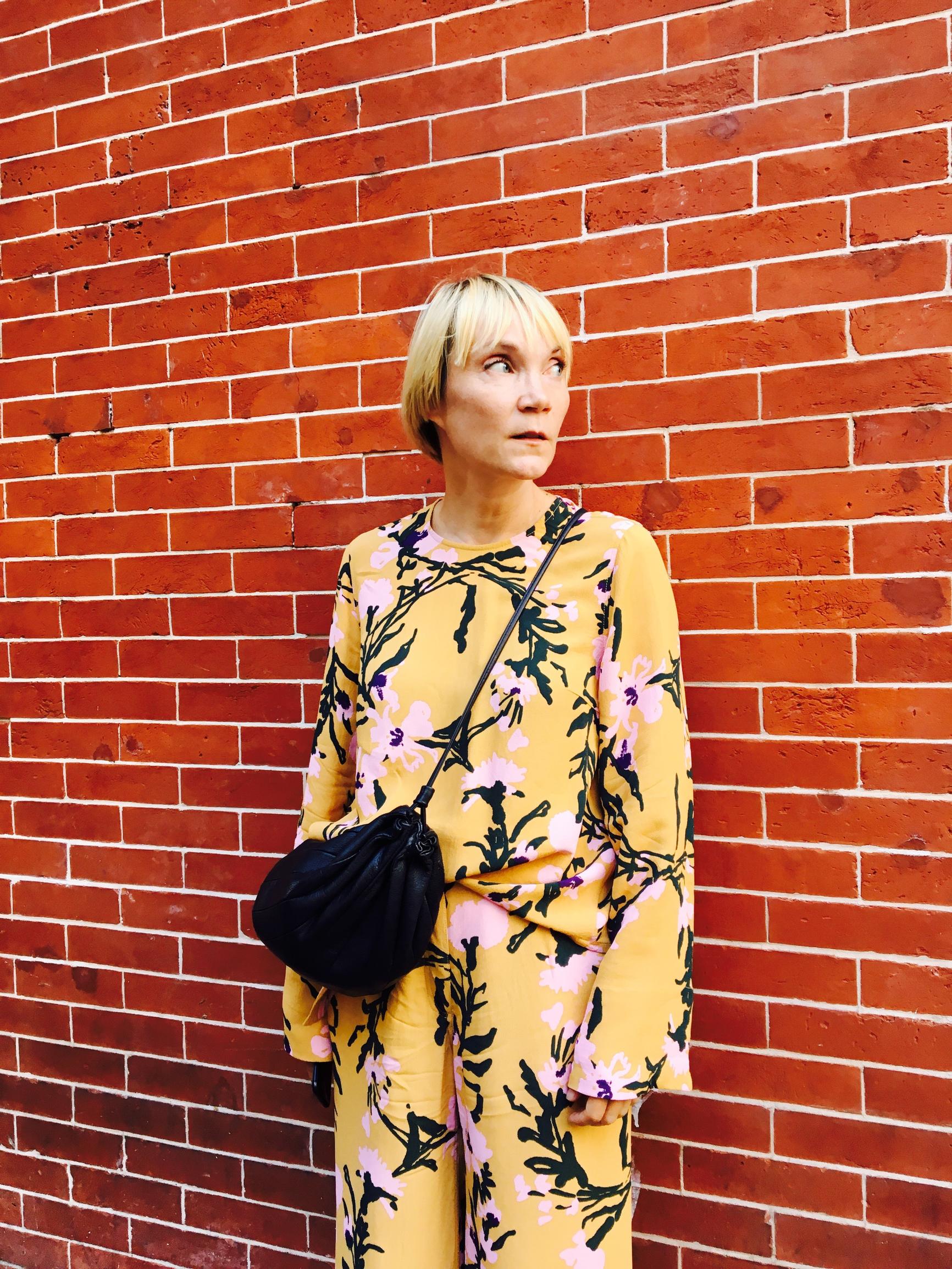 Katutyylikuvaaja Liisa Jokinen: Unohda vaatteiden jaottelu juhla- ja arkivaatteisiin