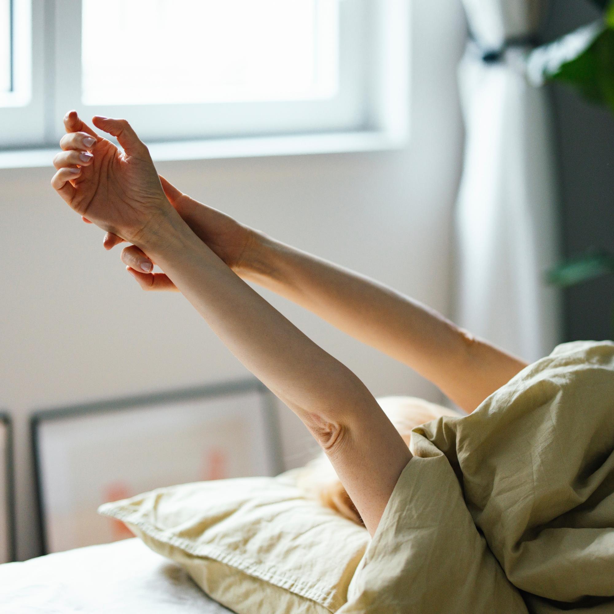 Nämä oireet voivat yllättää vaihdevuosissa – gynekologi Leena Väisälä kertoo, miksi pelkkä terveellinen elämäntapa ei riitä vähentämään oireita